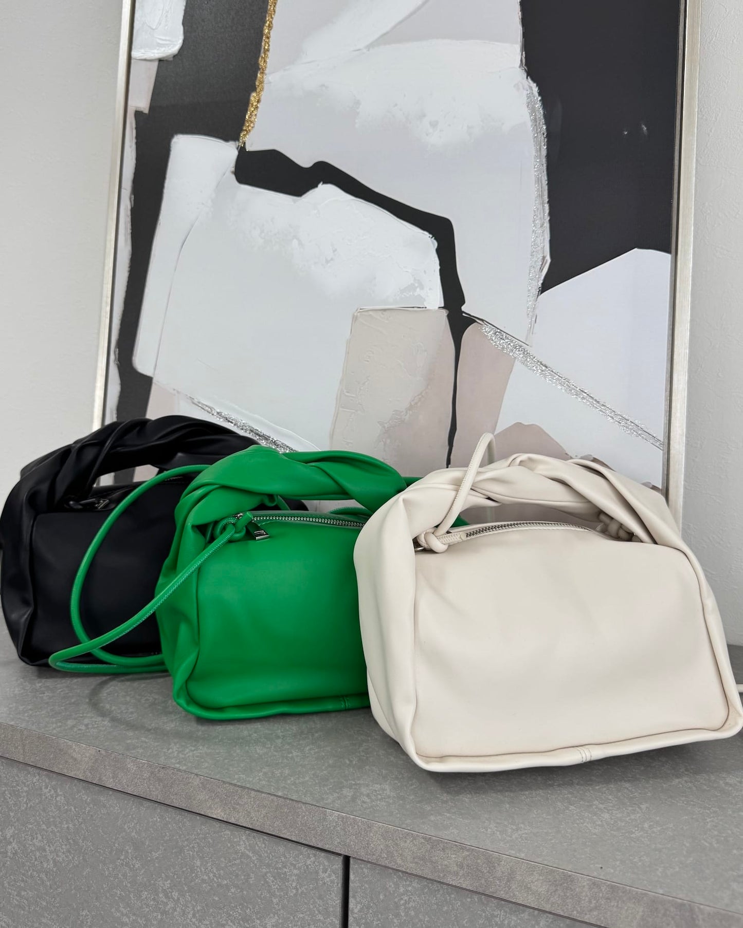 ショルダーつきスクエアハンドバック