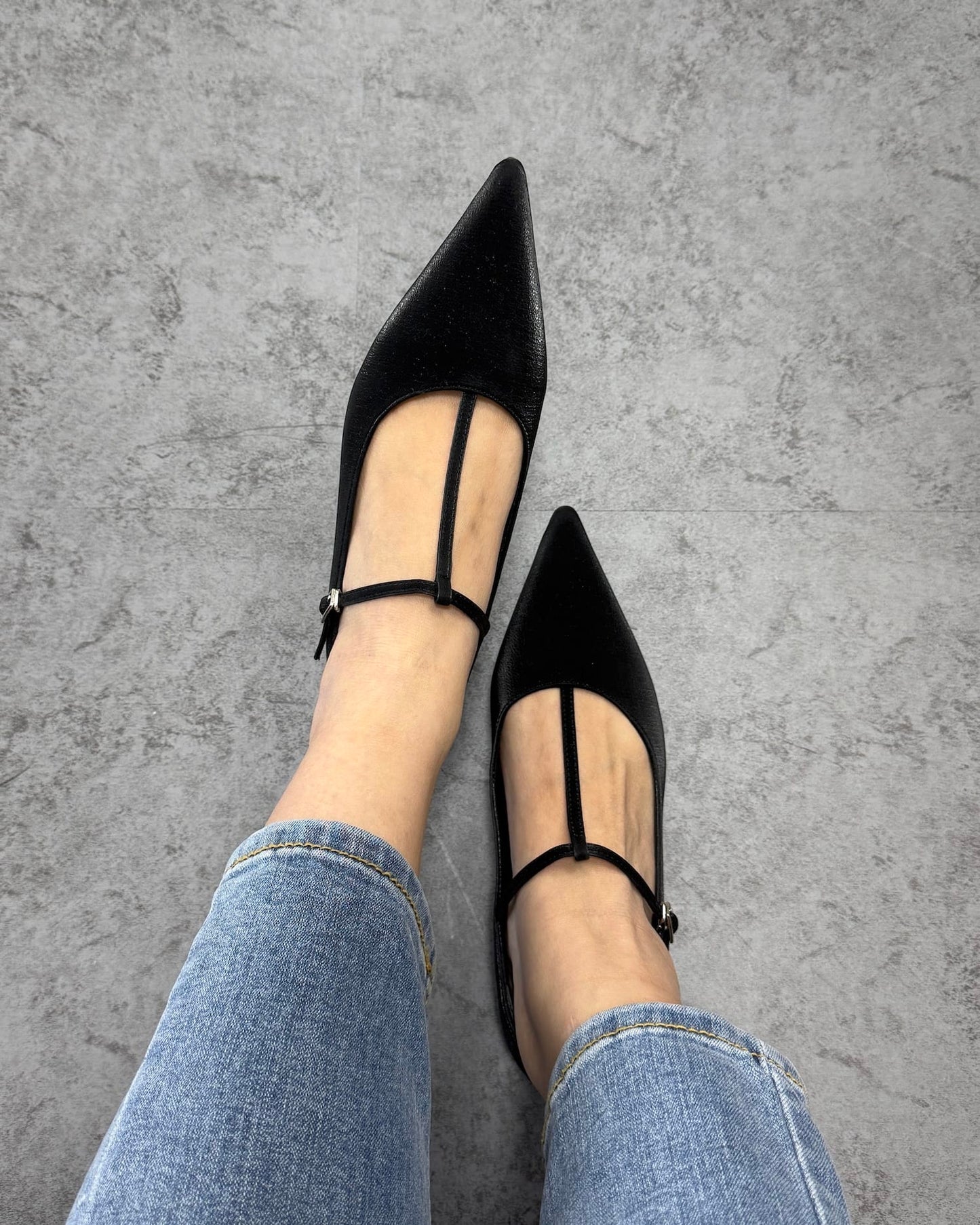 ストラップポインテッドトゥフラットパンプス