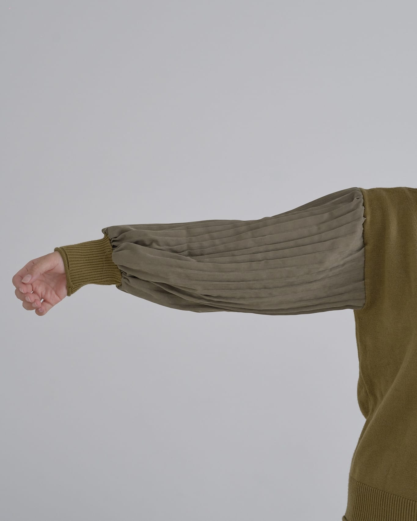 袖プリーツタートルニット