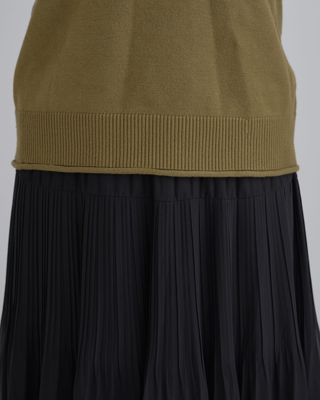 袖プリーツタートルニット