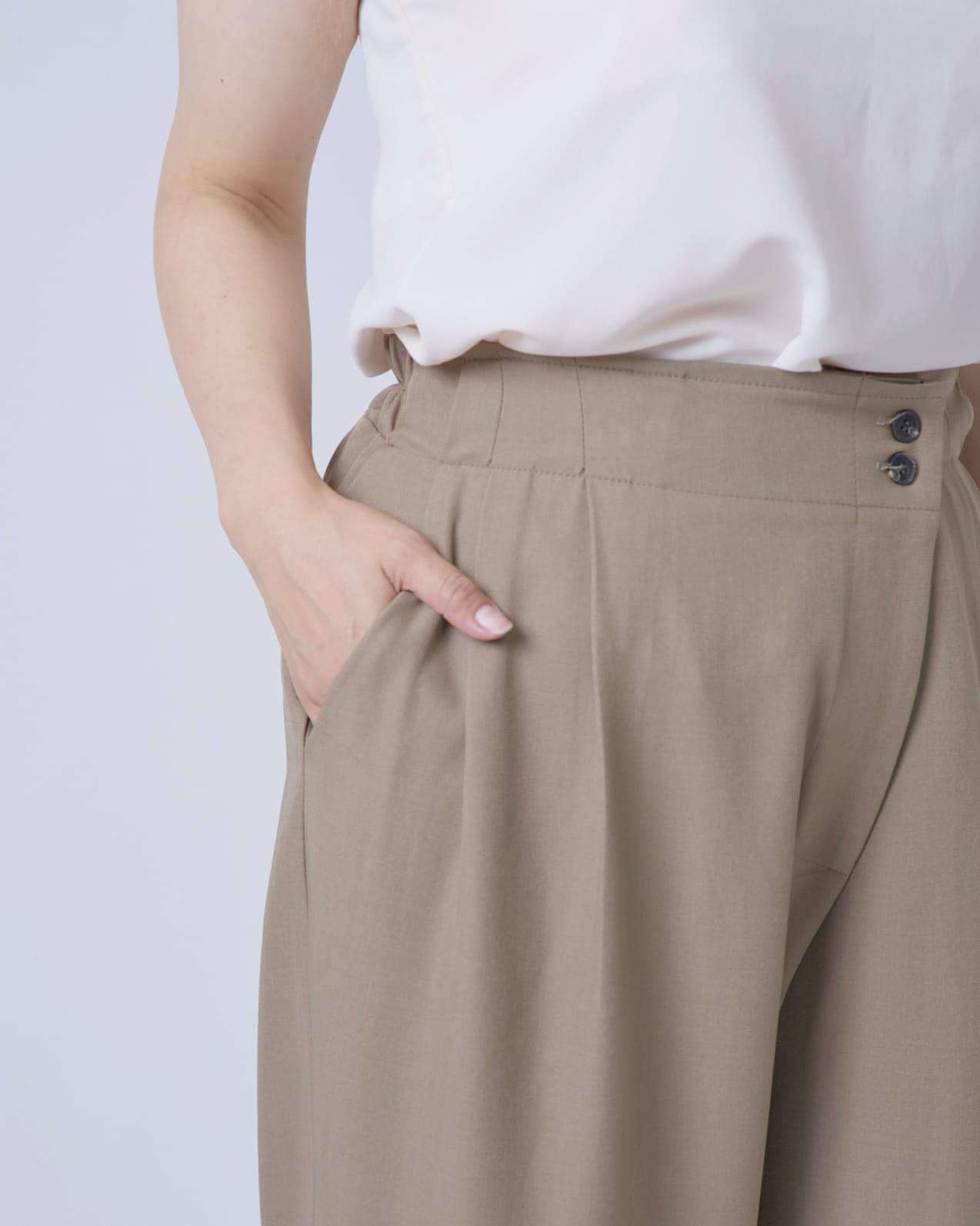 テーパードタックパンツ