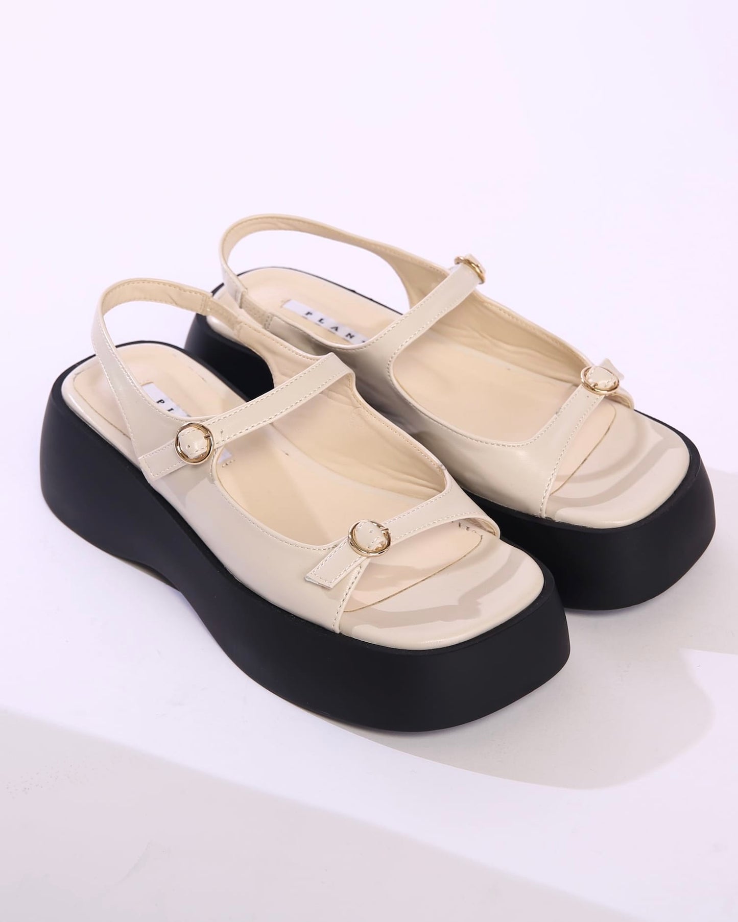 厚底ベルトストラップサンダル