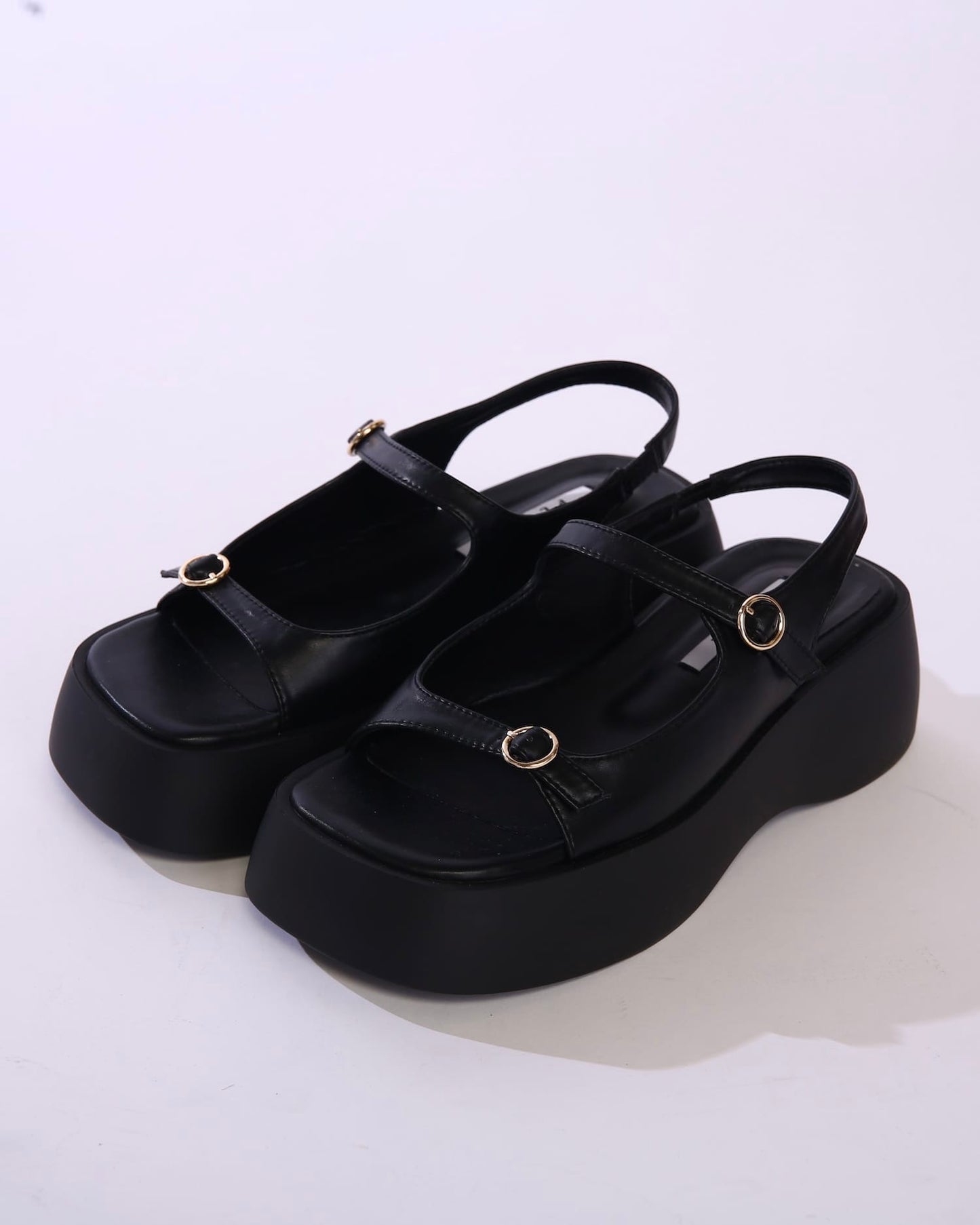 厚底ベルトストラップサンダル