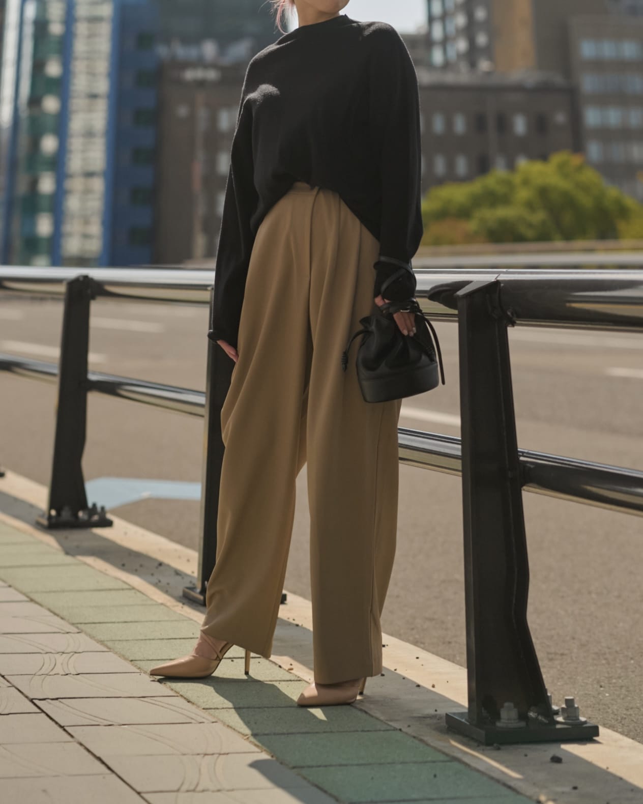 テーパードタックパンツ