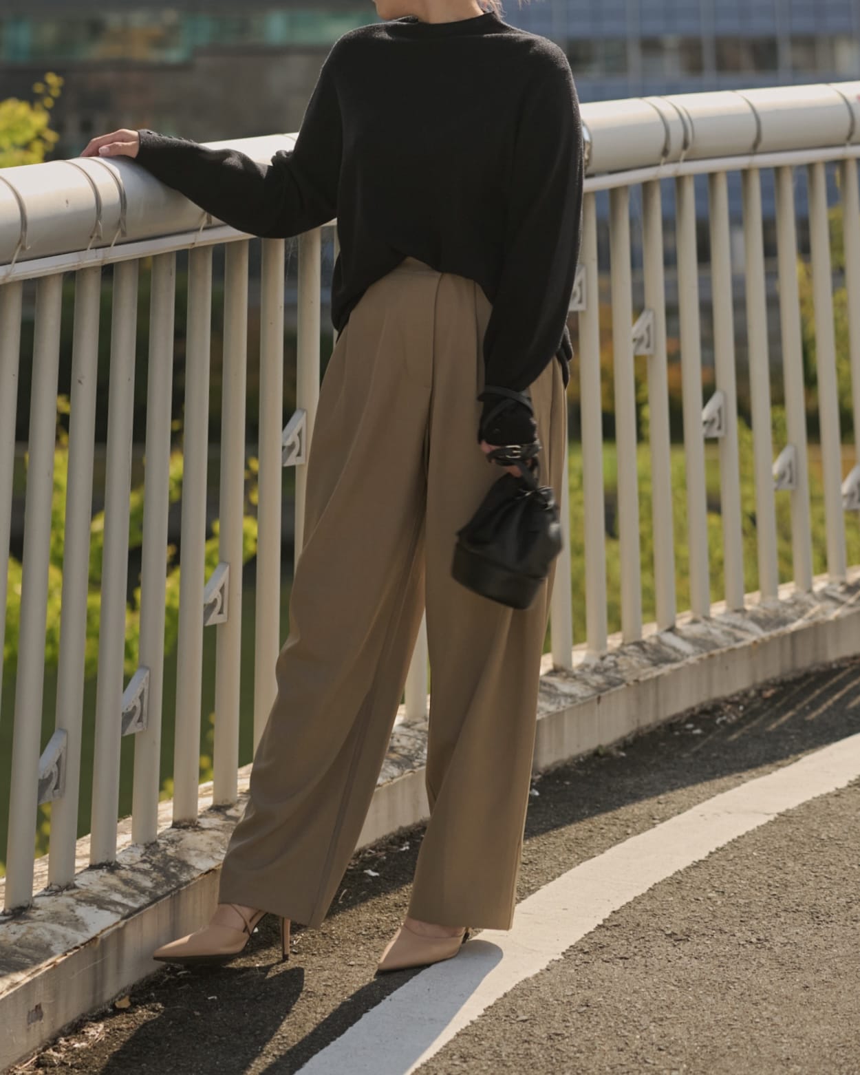 テーパードタックパンツ