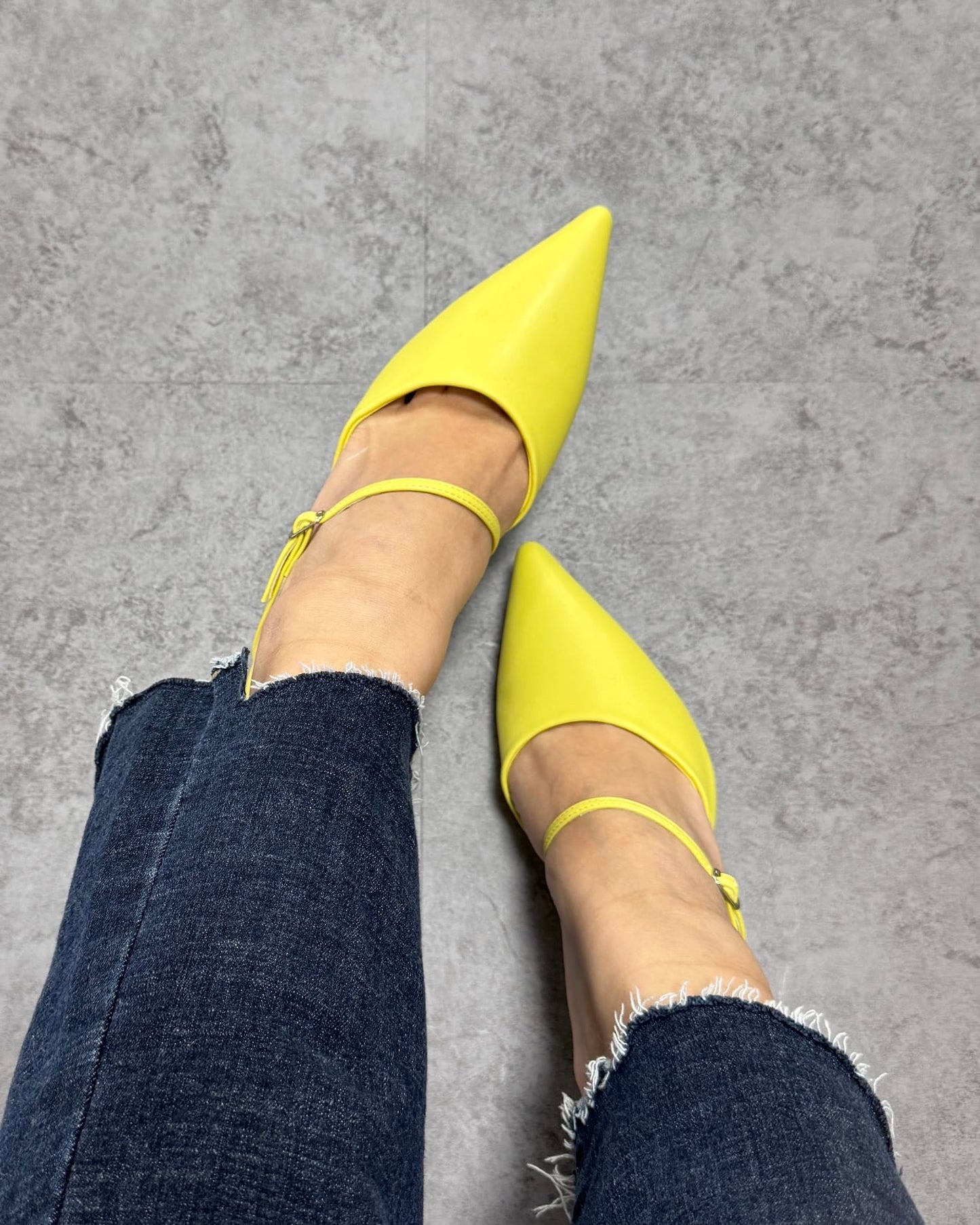 ポインテッドトゥストラップヒールミュール