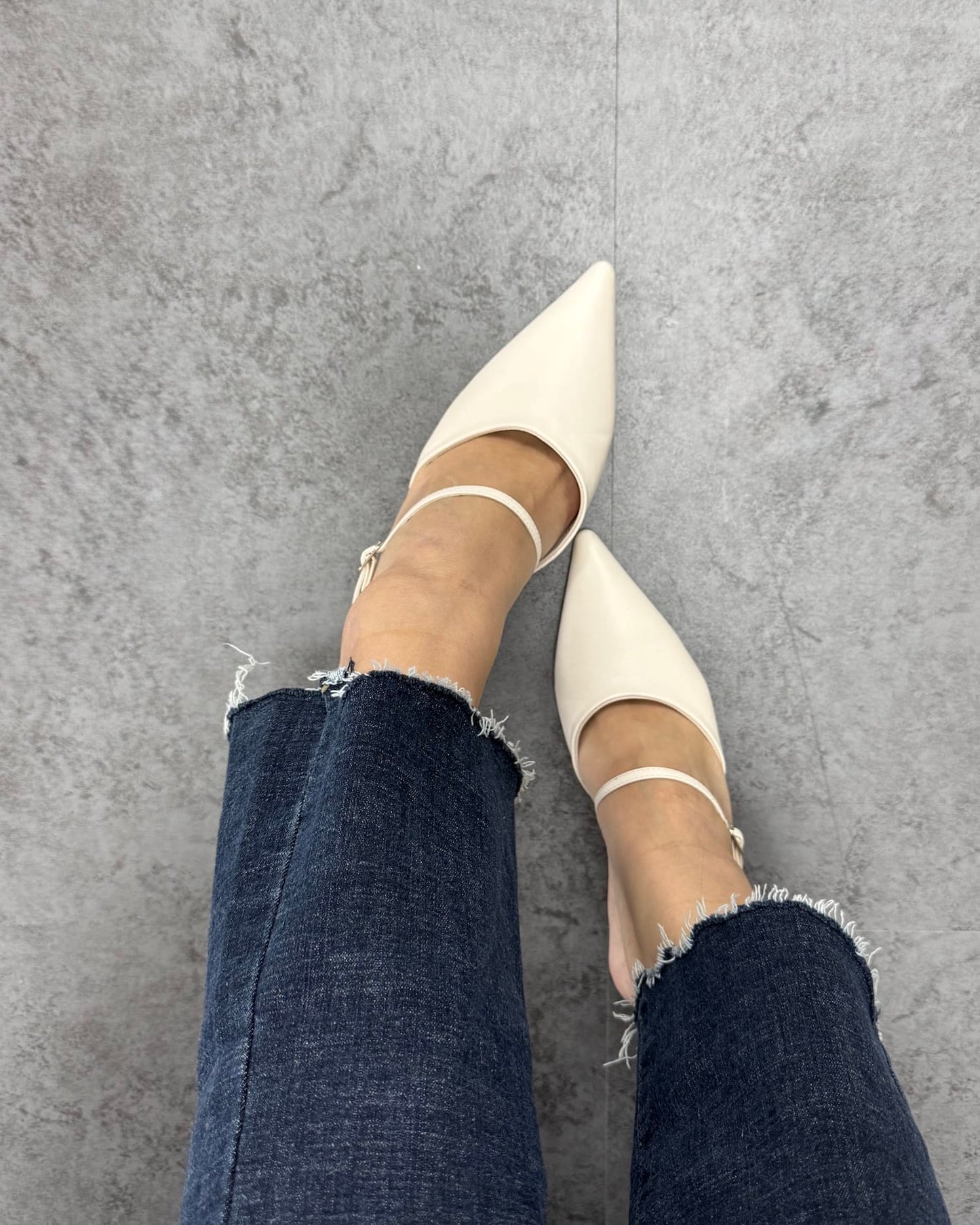 ポインテッドトゥストラップヒールミュール