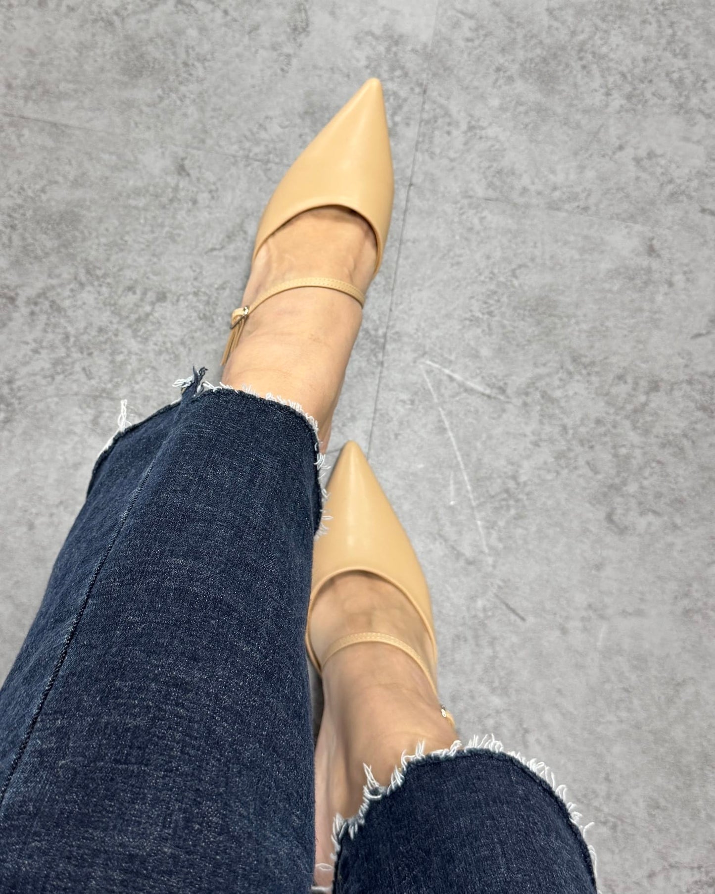 ポインテッドトゥストラップヒールミュール