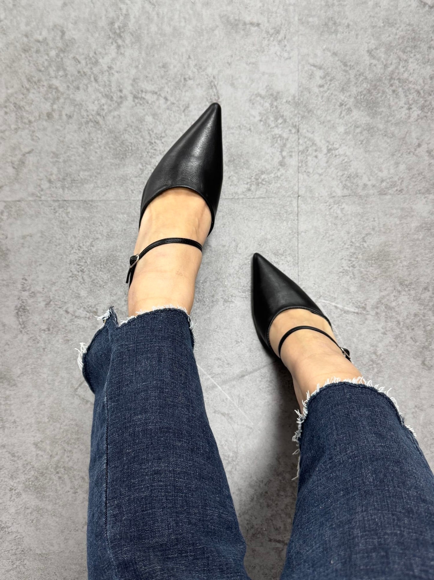 ポインテッドトゥストラップヒールミュール