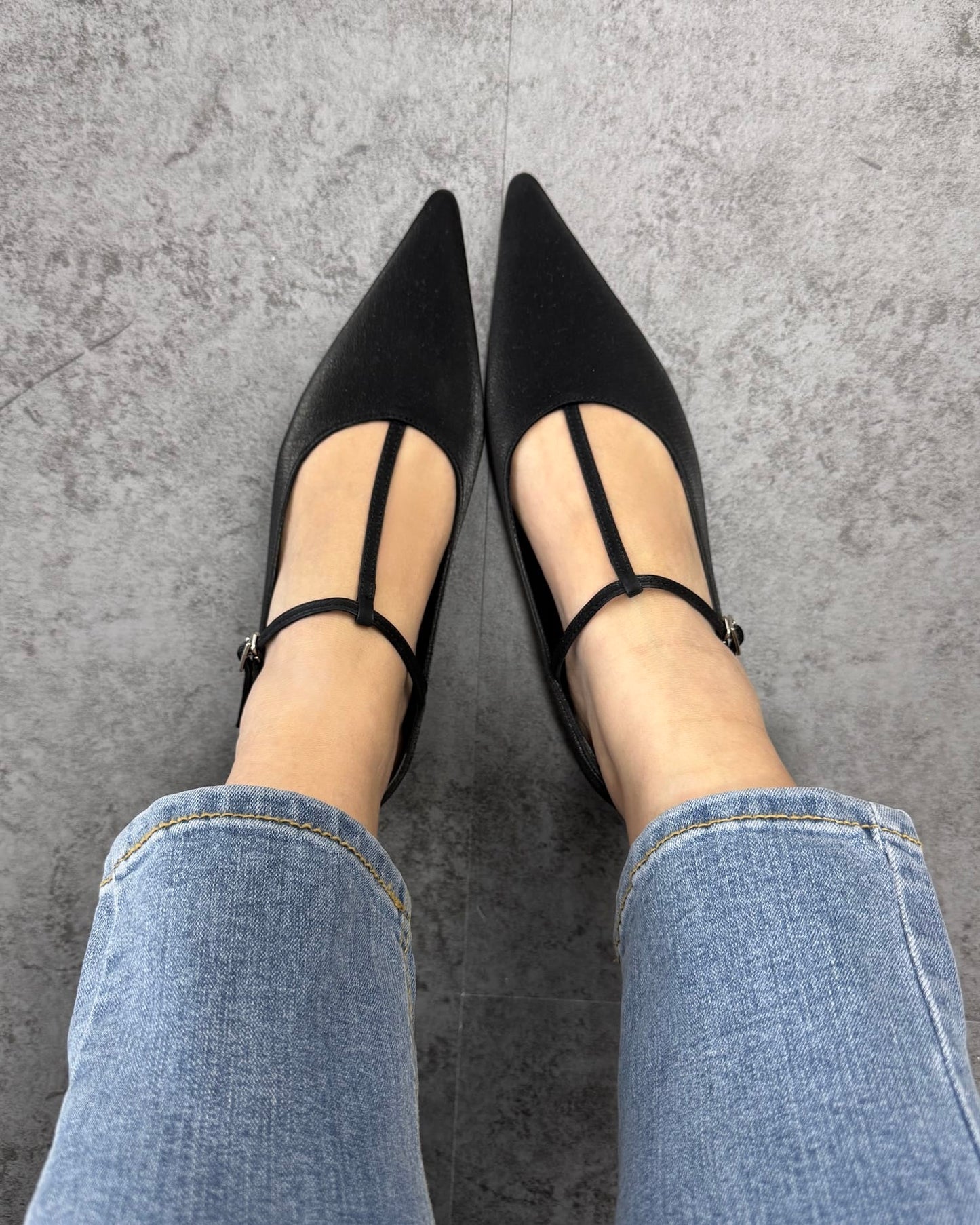 ストラップポインテッドトゥフラットパンプス