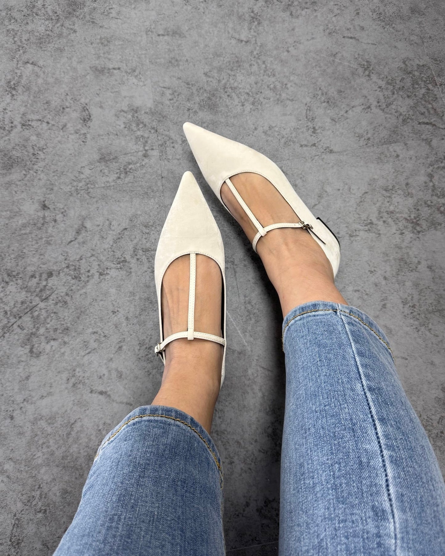 ストラップポインテッドトゥフラットパンプス