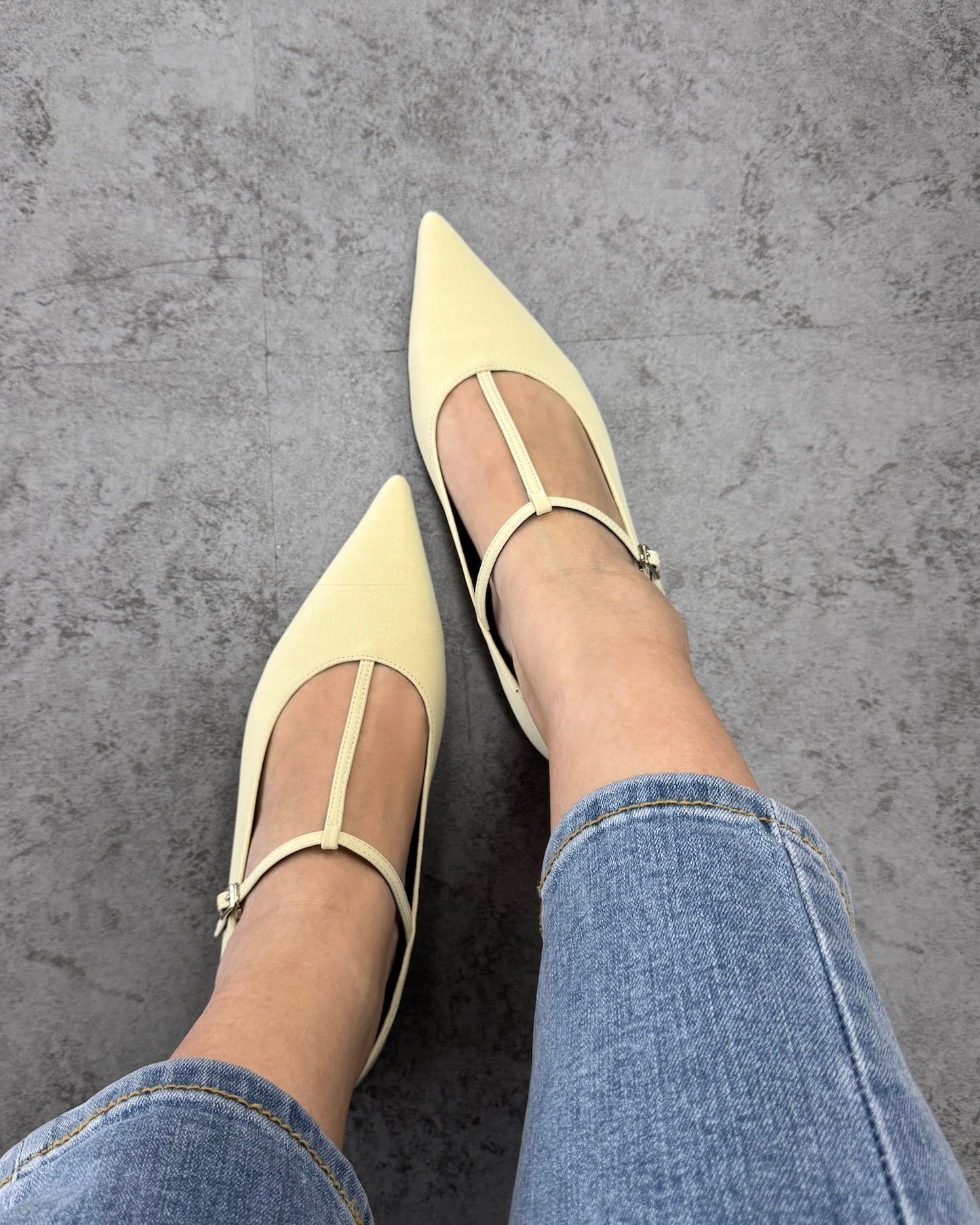 ストラップポインテッドトゥフラットパンプス