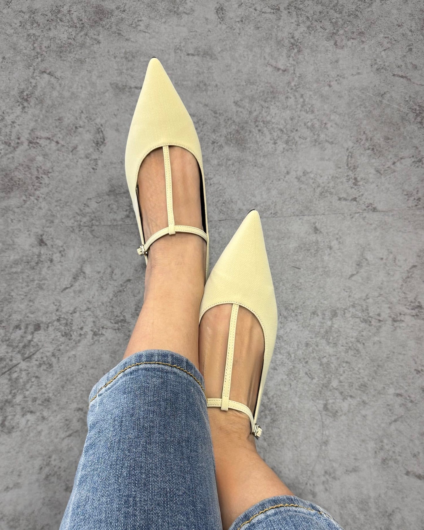 ストラップポインテッドトゥフラットパンプス