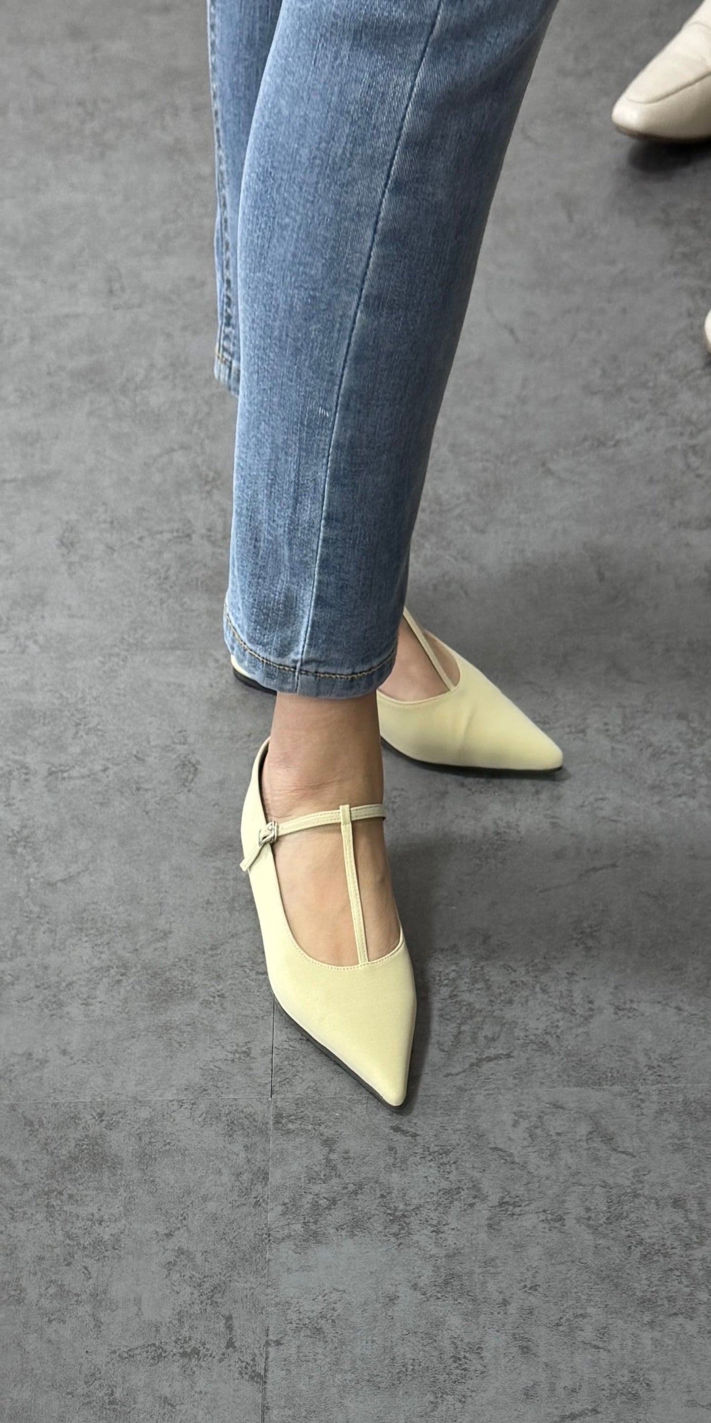 ストラップポインテッドトゥフラットパンプス