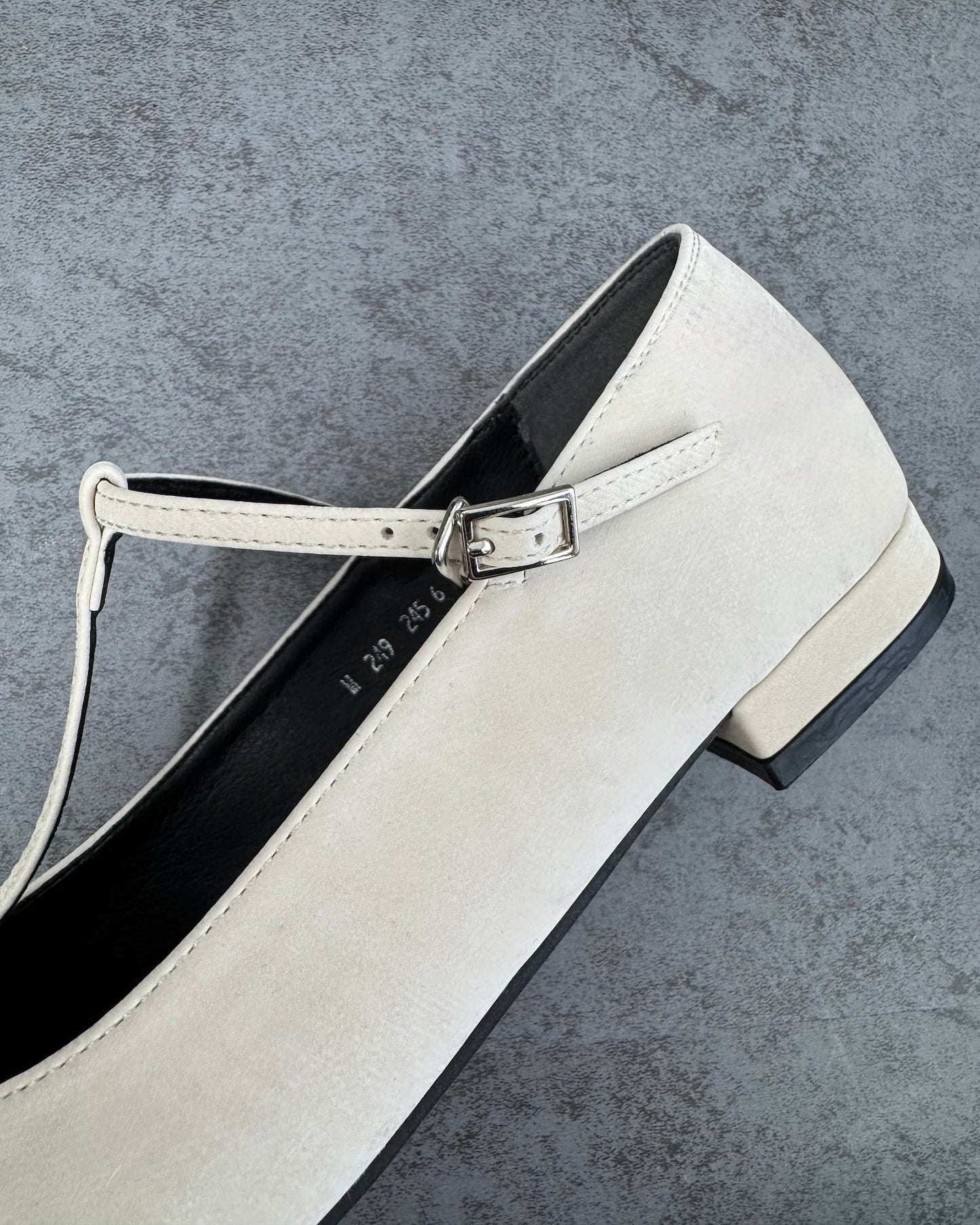 ストラップポインテッドトゥフラットパンプス