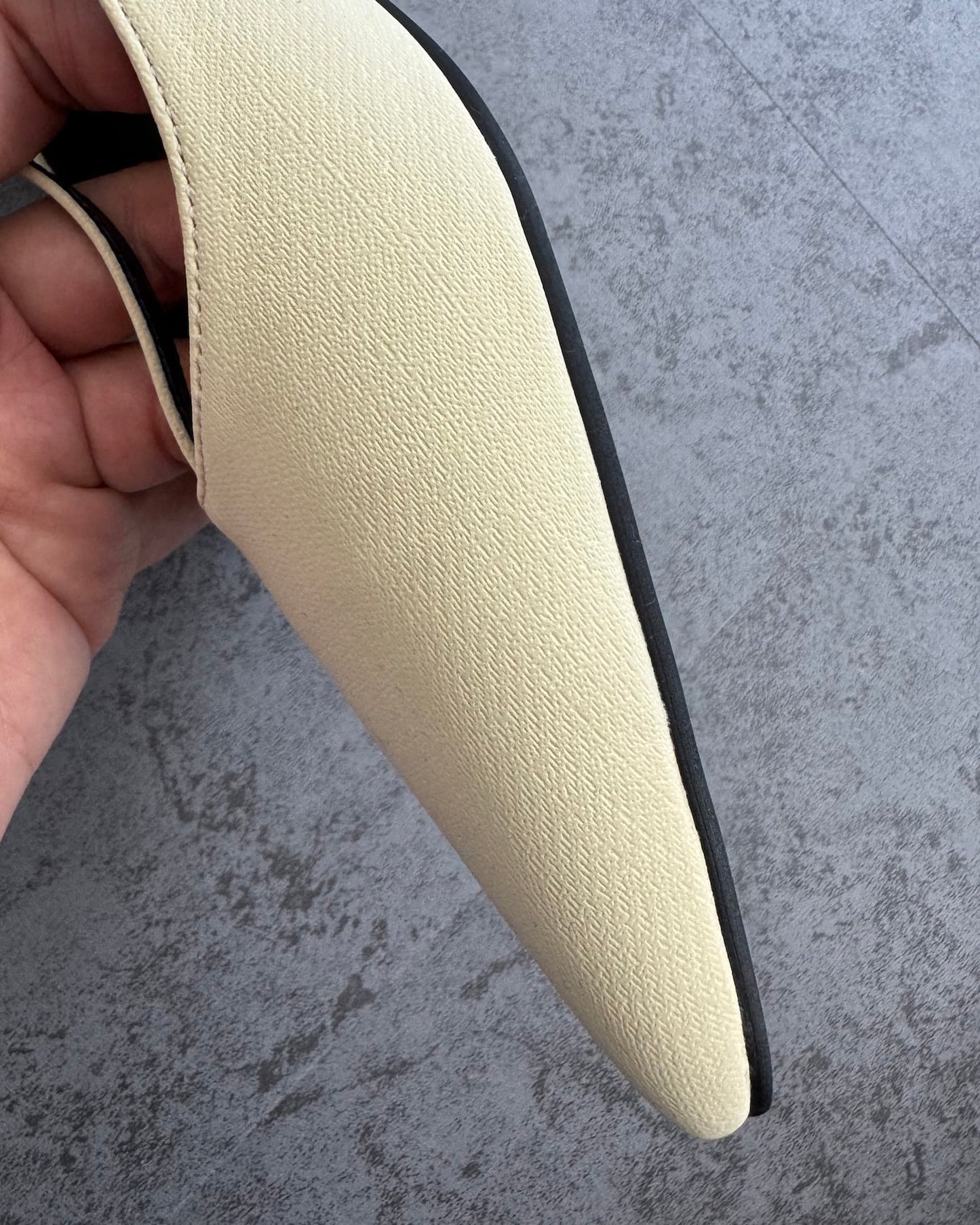 ストラップポインテッドトゥフラットパンプス