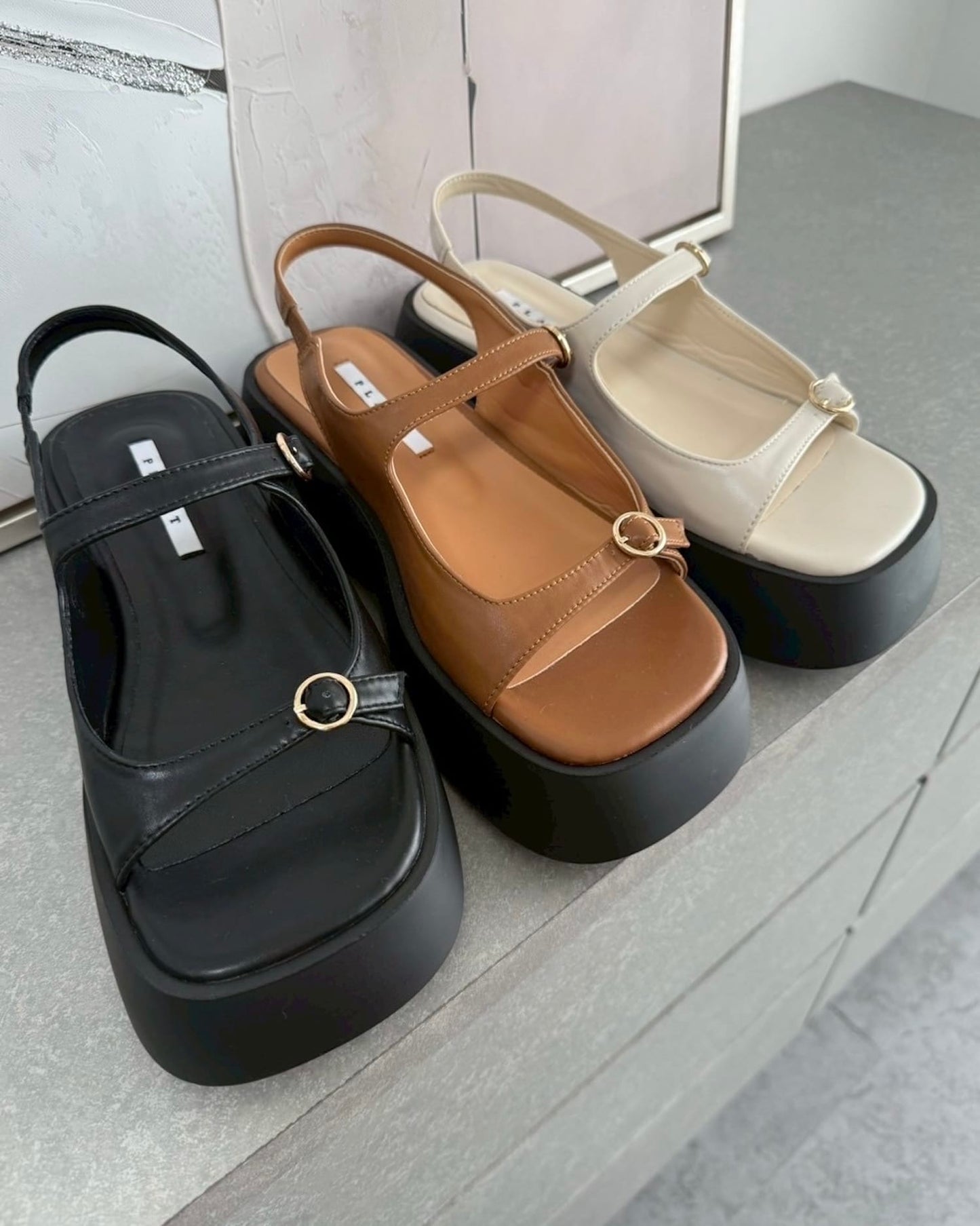 厚底ベルトストラップサンダル