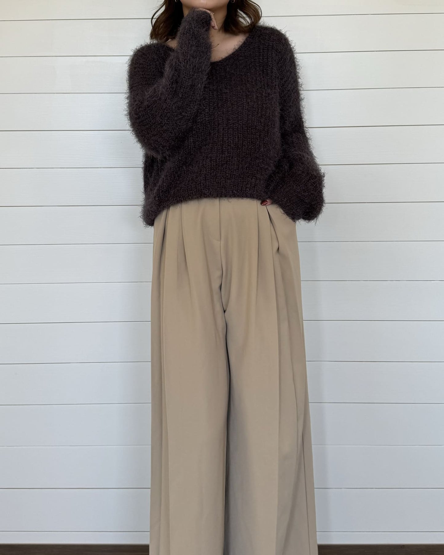 Vネックカラーニット