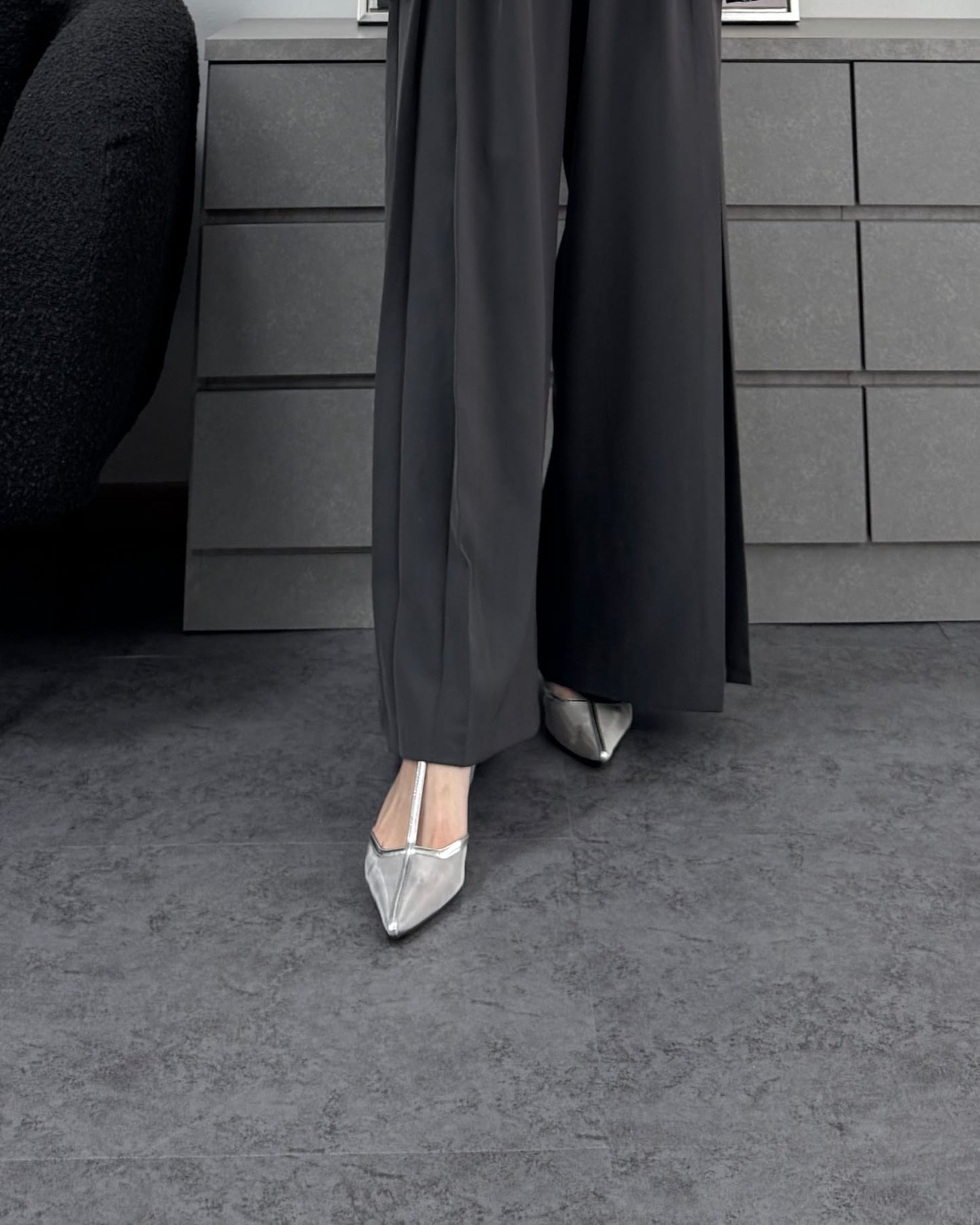 透かしポインテッドトゥストラップミュール