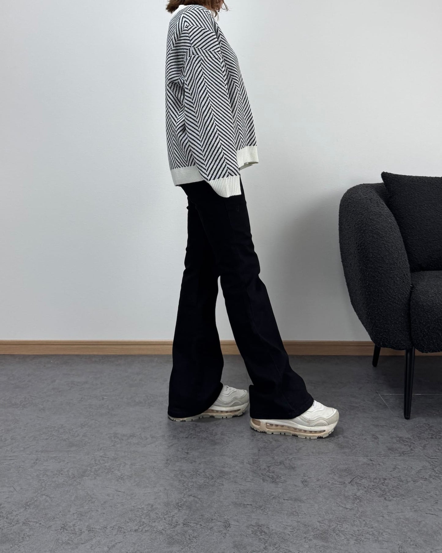 【美シルエット】ブラックセミフレアパンツ