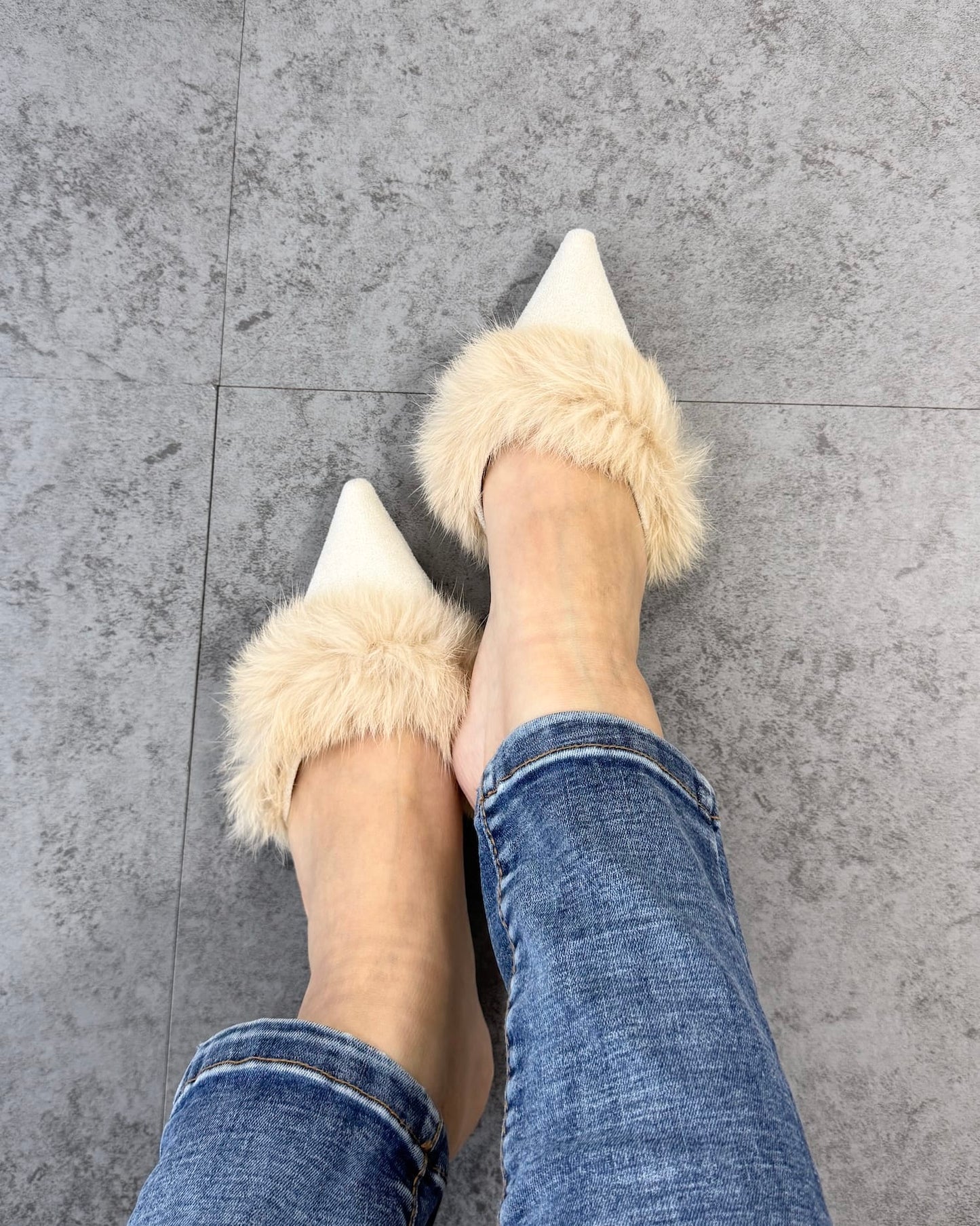 ポインテッドファーサンダル