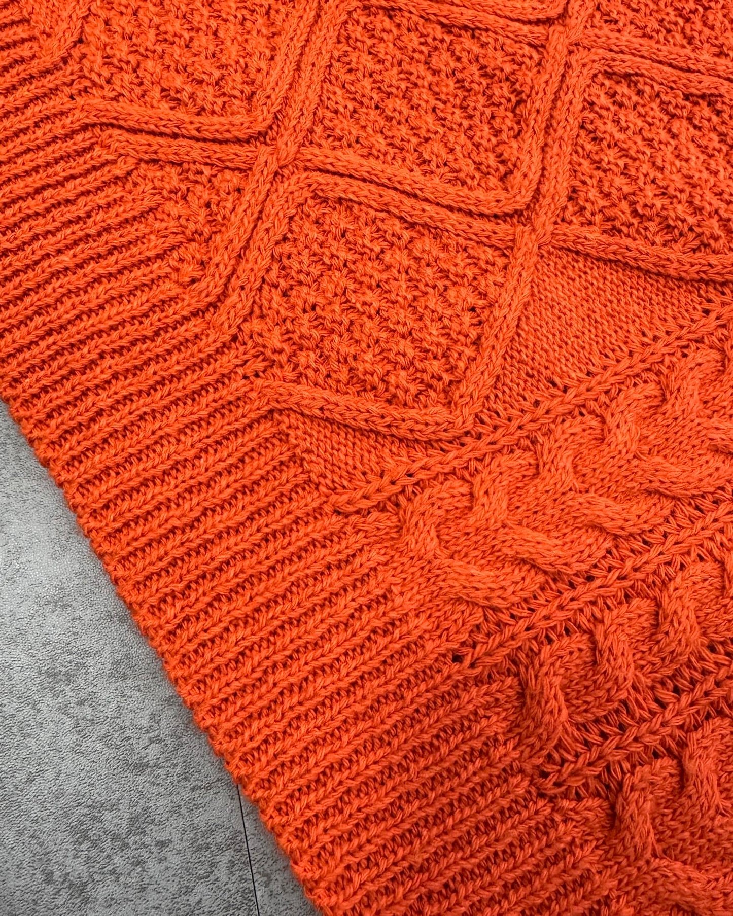 ケーブルオーバーニット