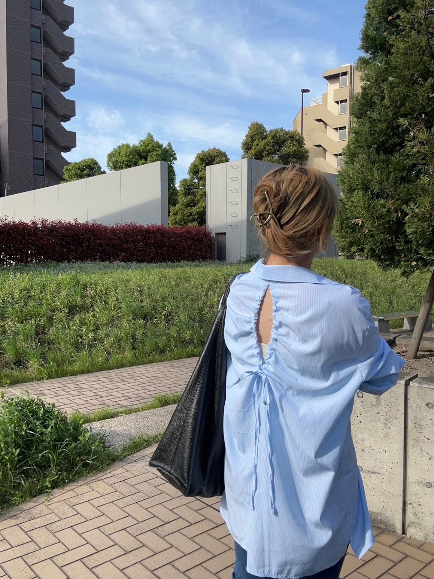 バックドロストシャツ