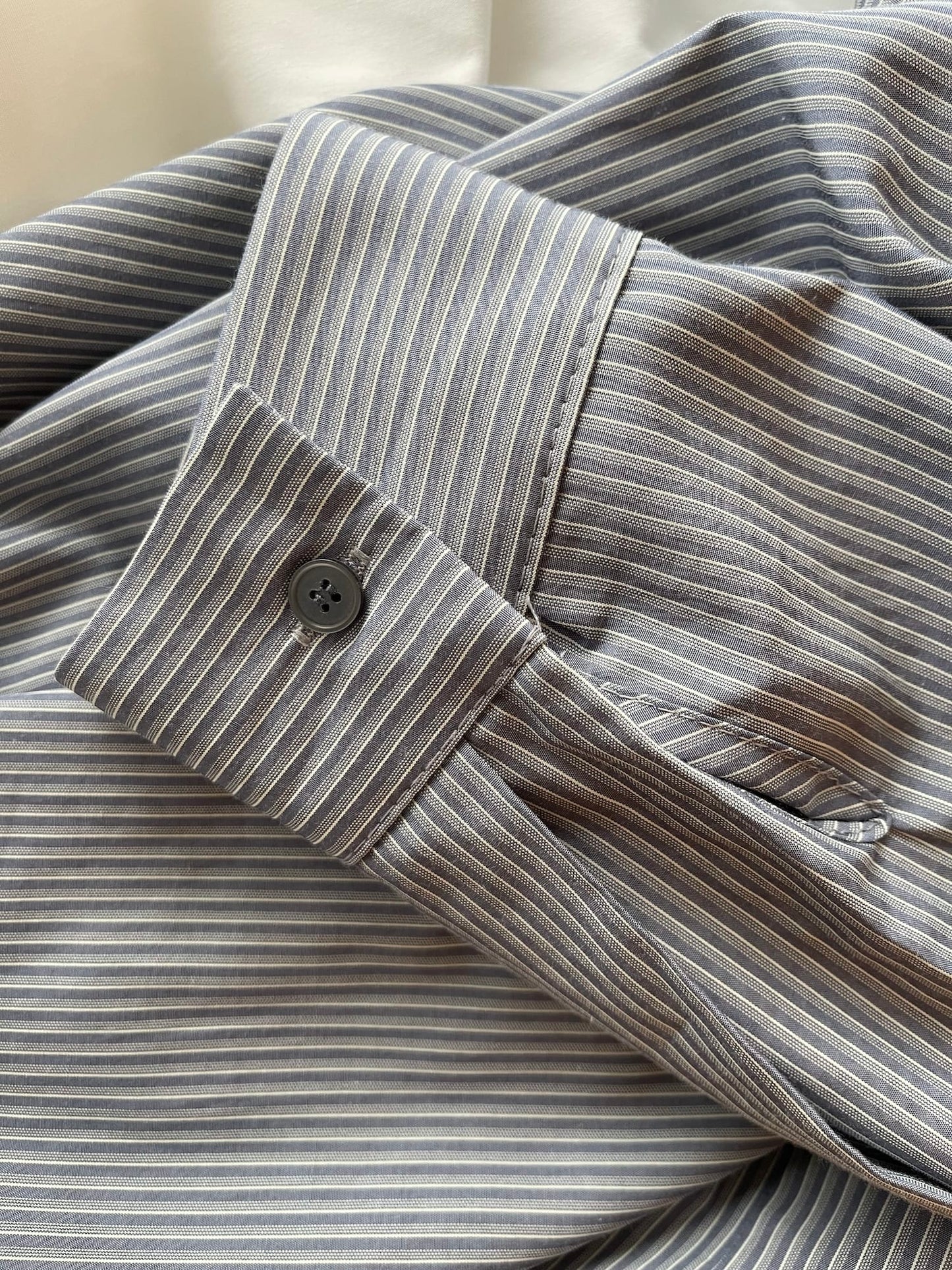 バックドロストシャツ