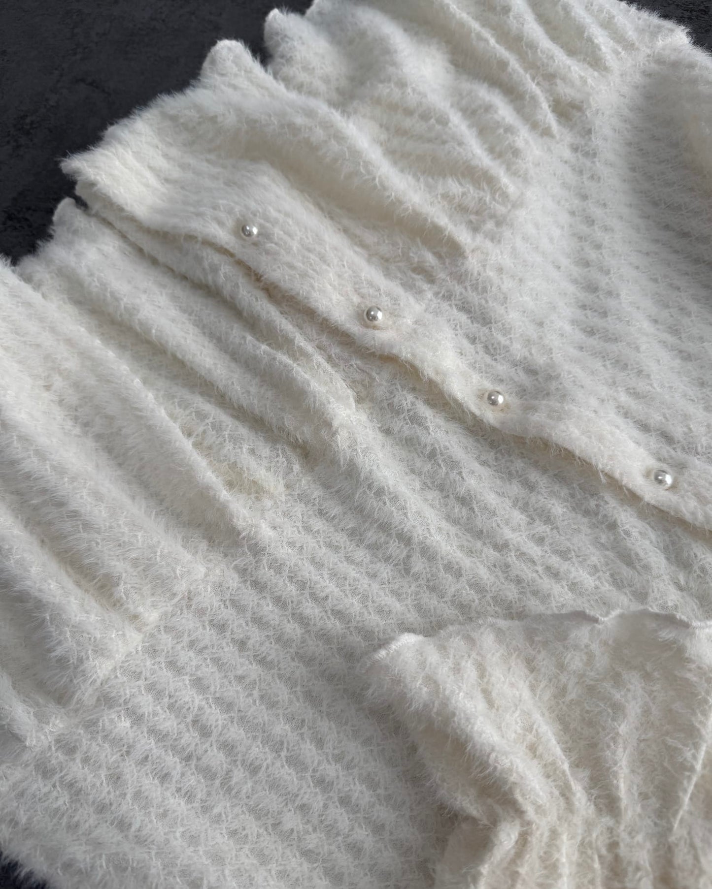 フェザー風ペプラムブラウス