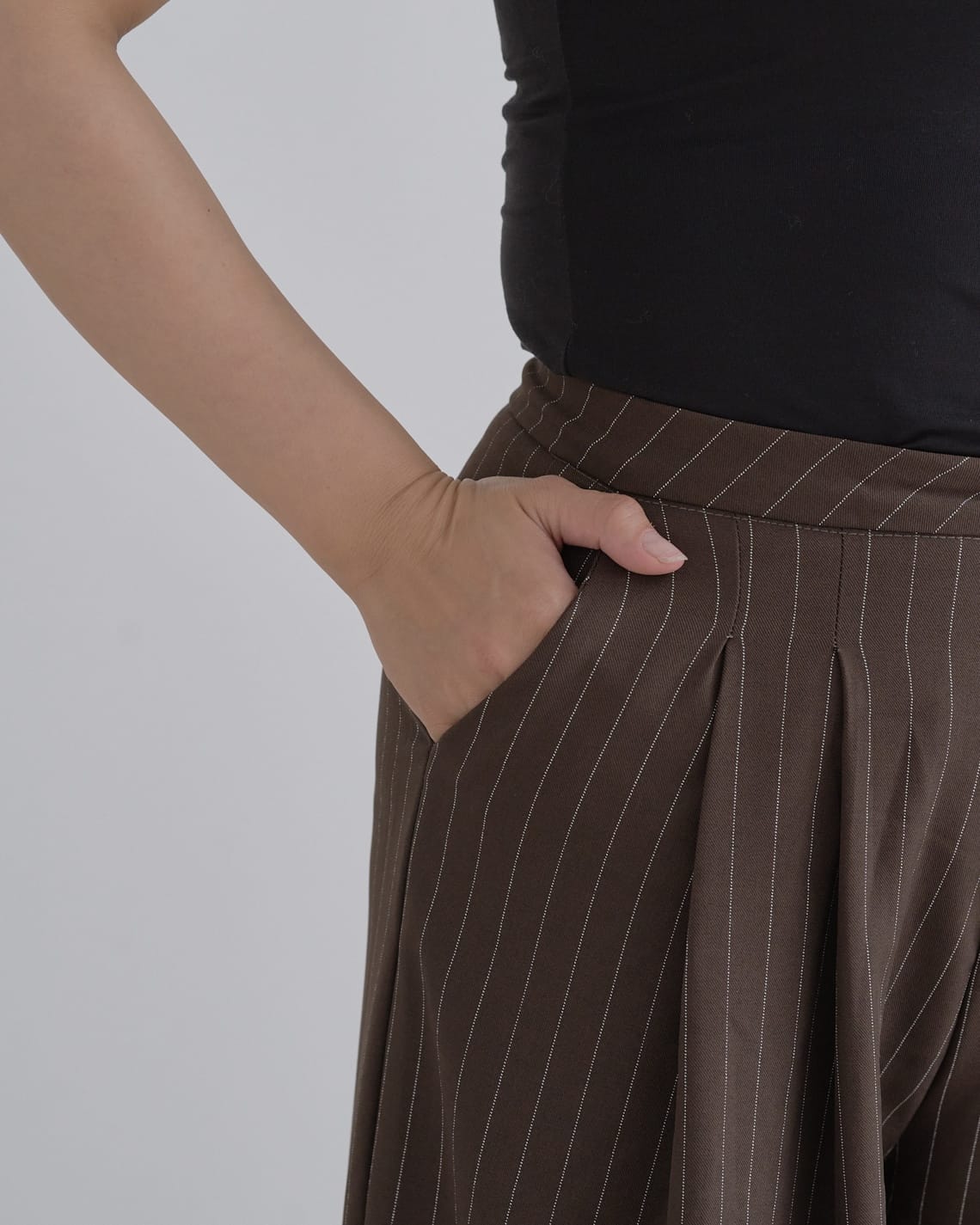 ピンストライプタックワイドパンツ