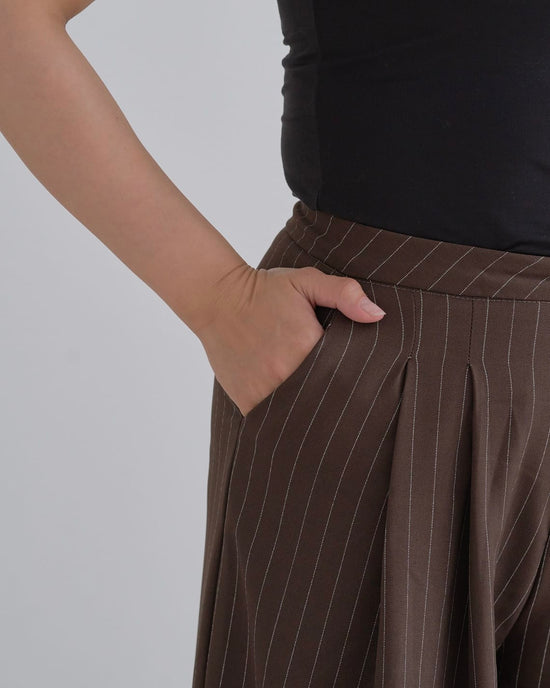 ピンストライプタックワイドパンツ
