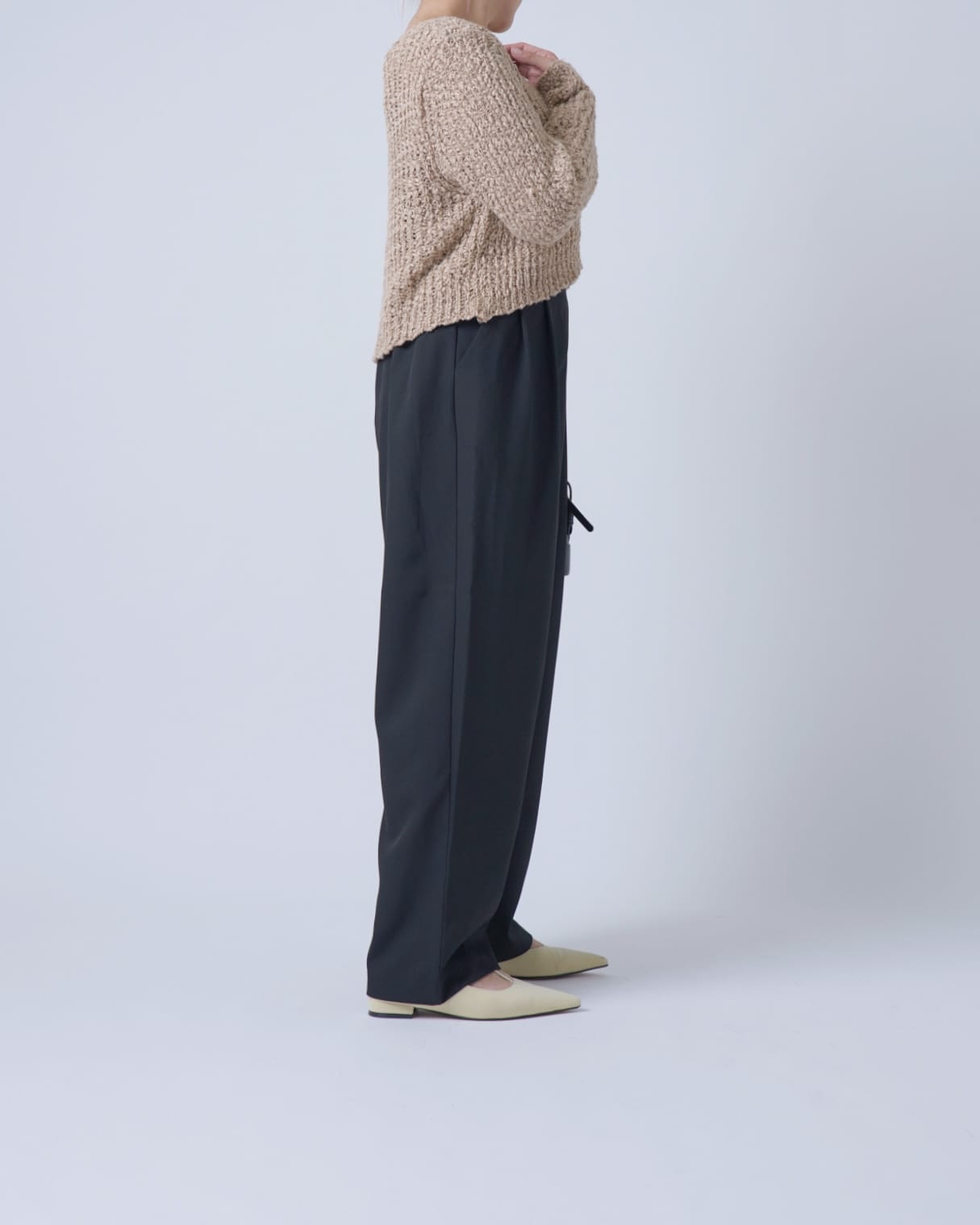 テーパードタックパンツ