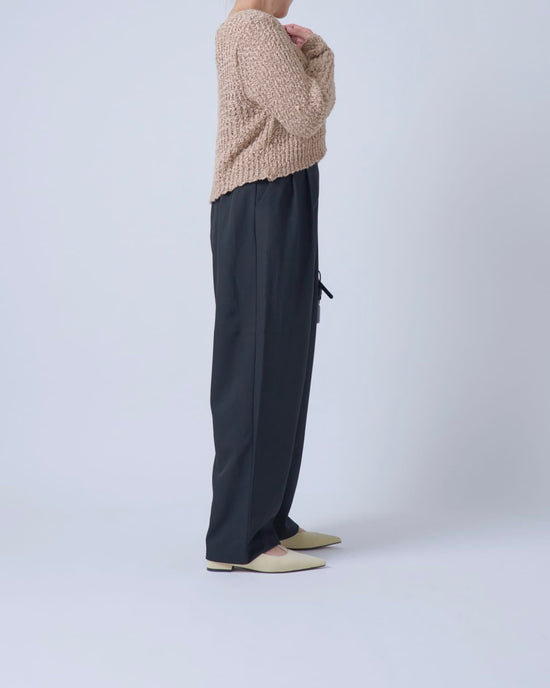 テーパードタックパンツ