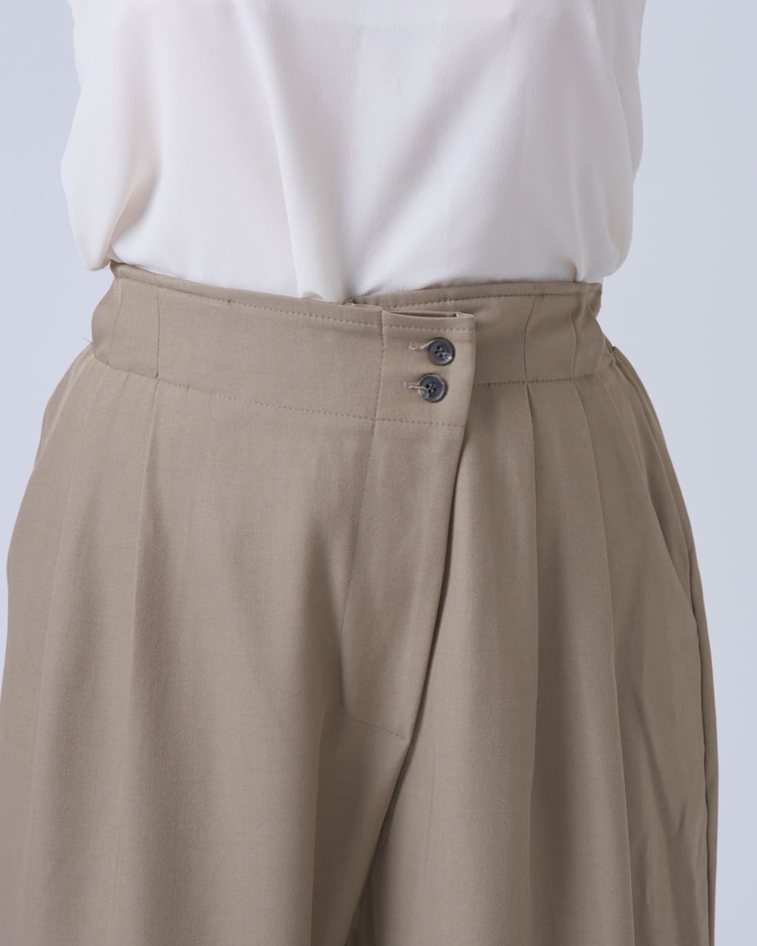 テーパードタックパンツ