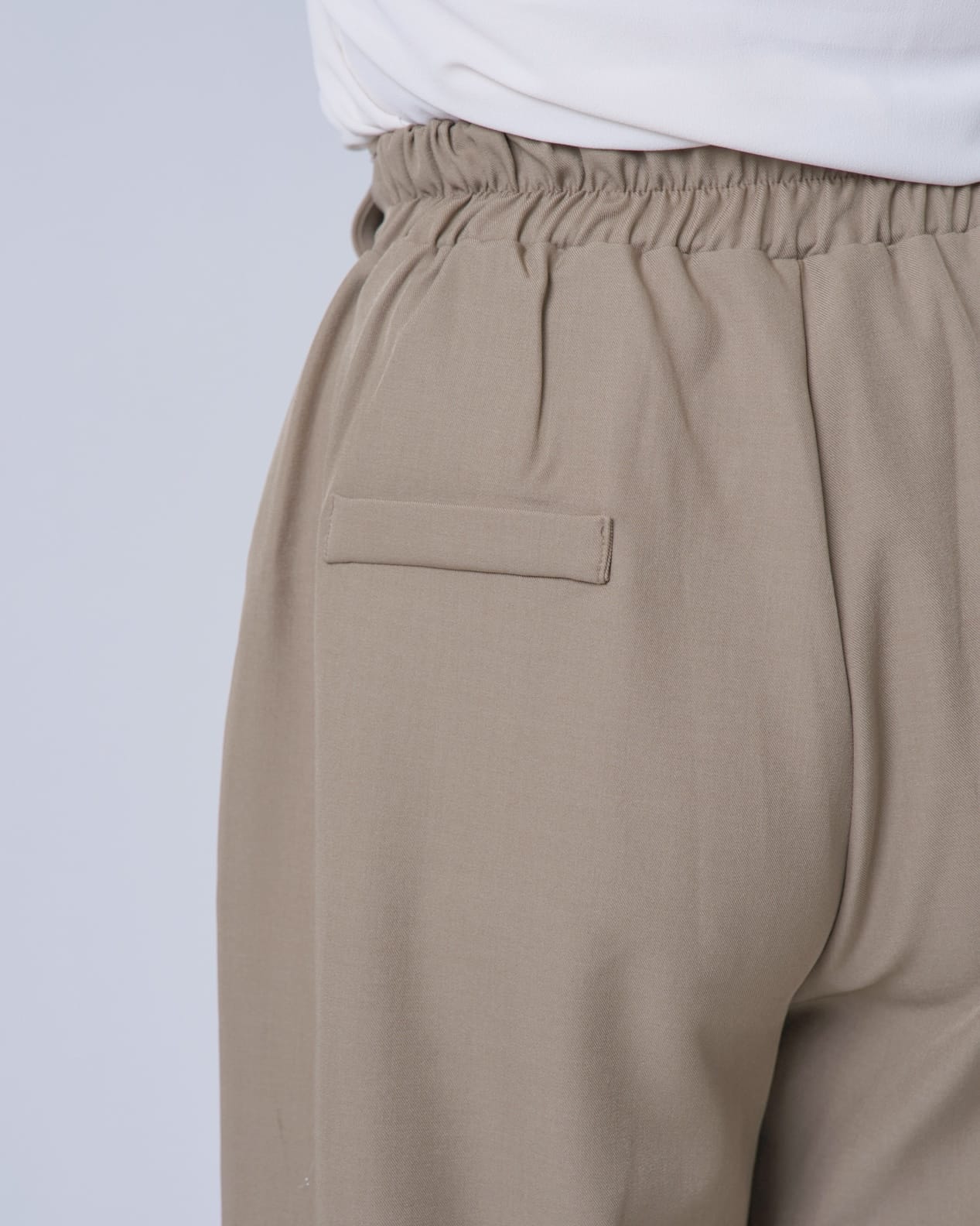 テーパードタックパンツ