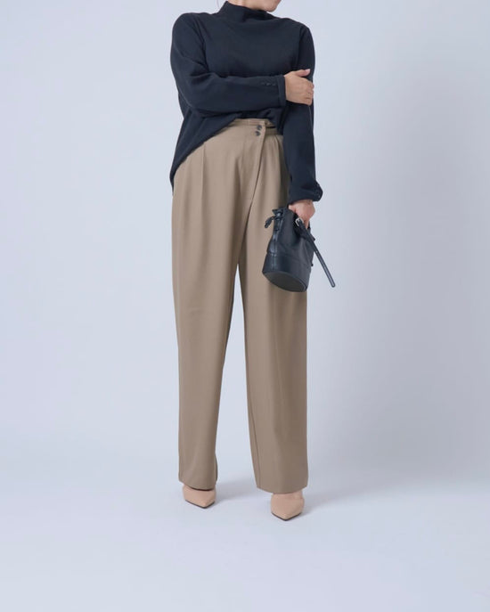 テーパードタックパンツ