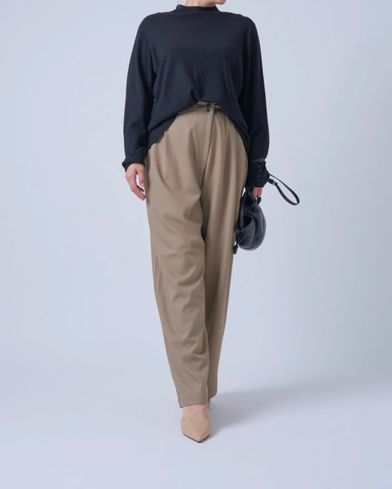 テーパードタックパンツ