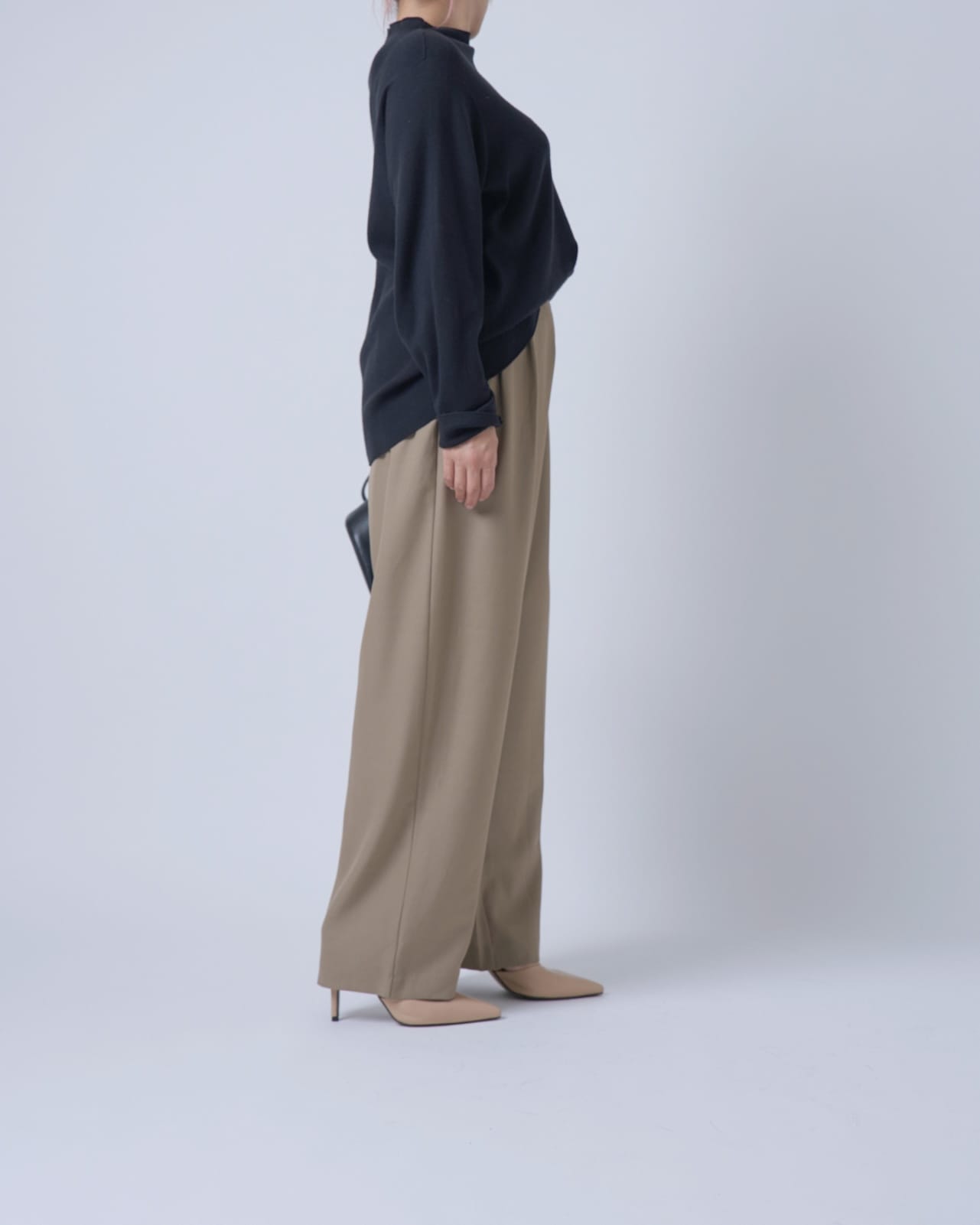 テーパードタックパンツ