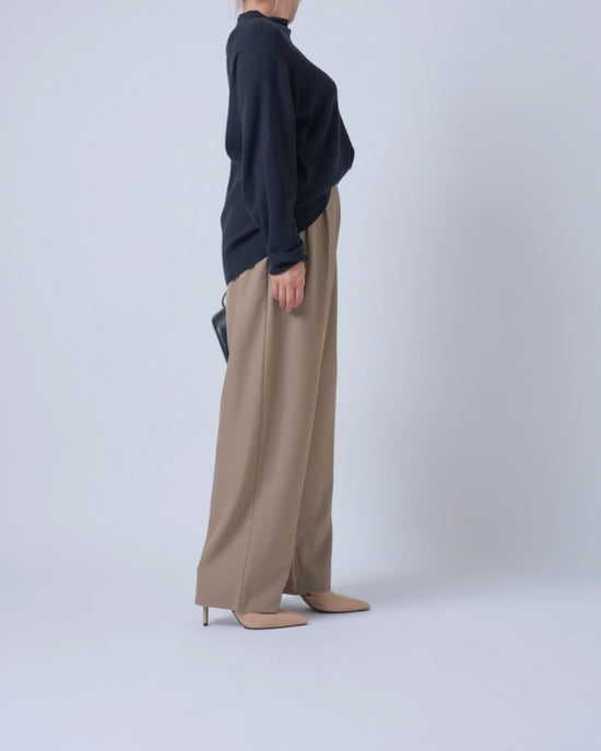 テーパードタックパンツ