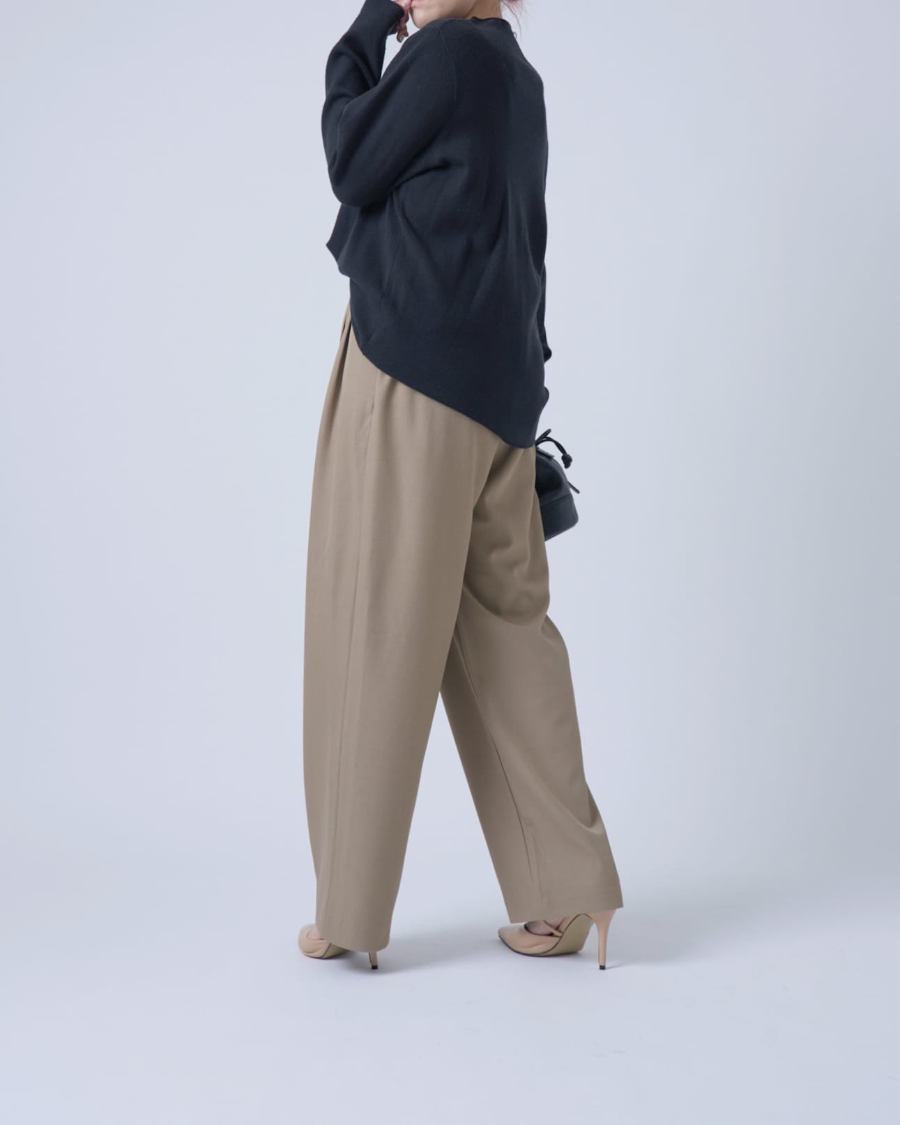 テーパードタックパンツ