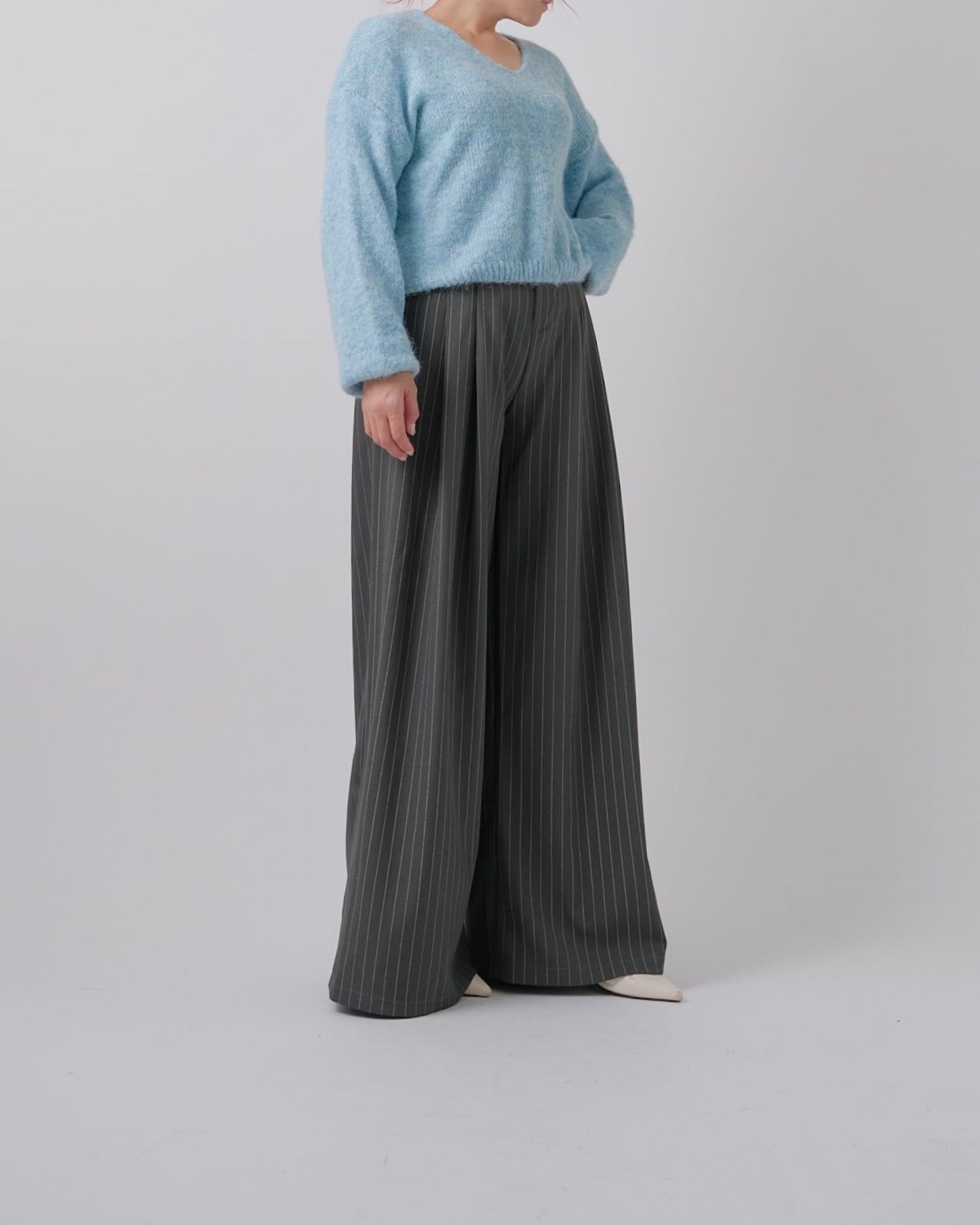 Vネックバルーンカラーニット