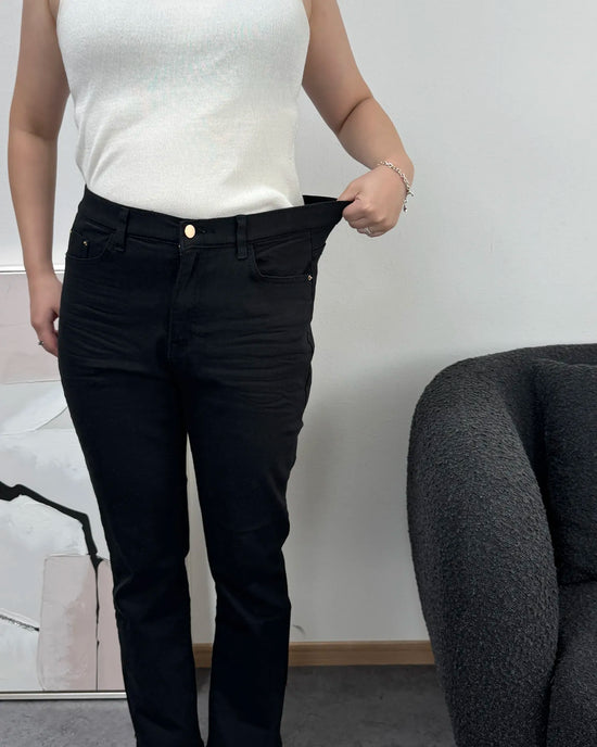 ストレートブラックパンツ