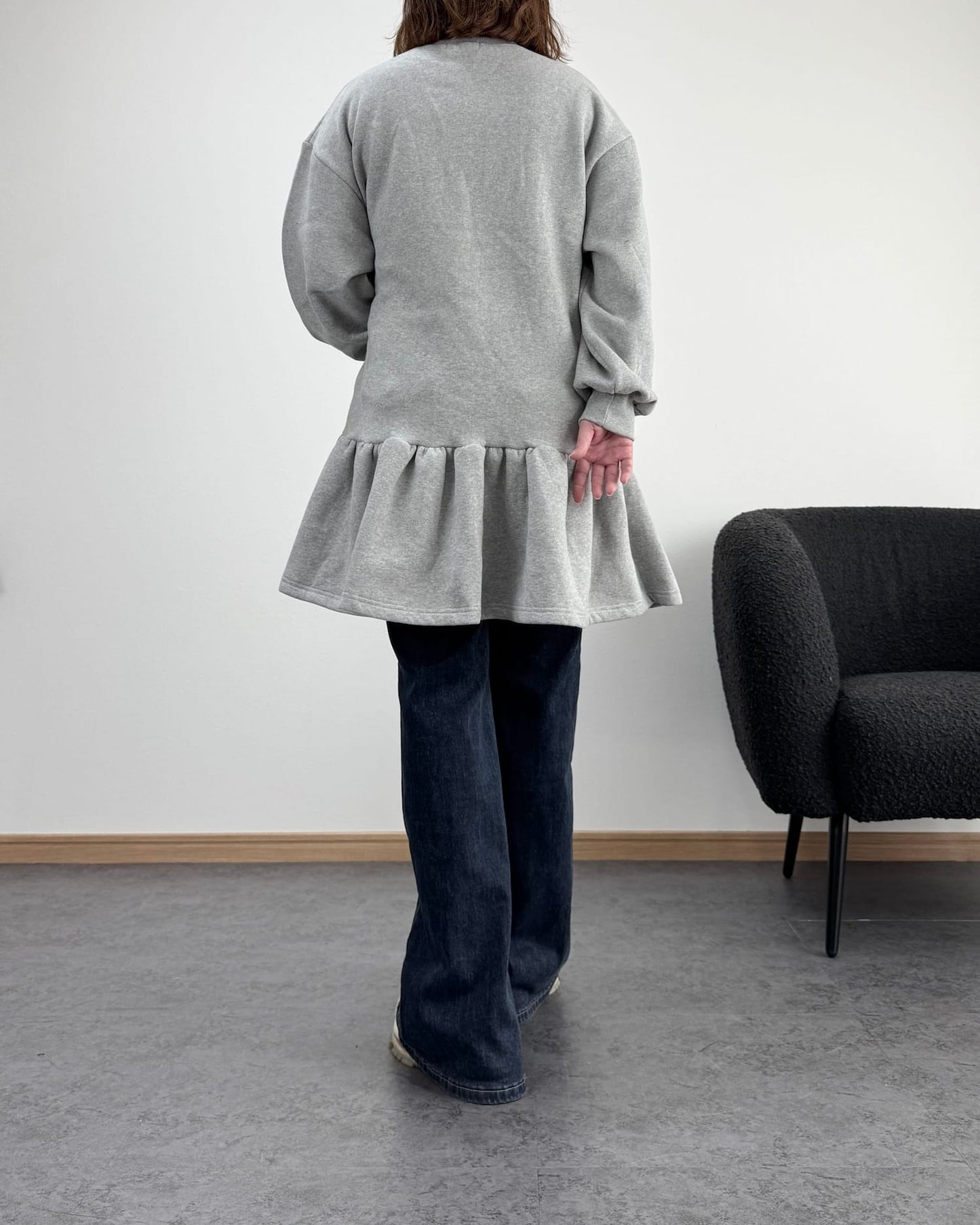 裾フリルトレーナー