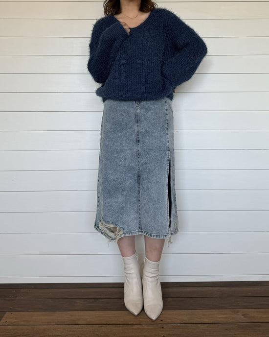 Vネックカラーニット