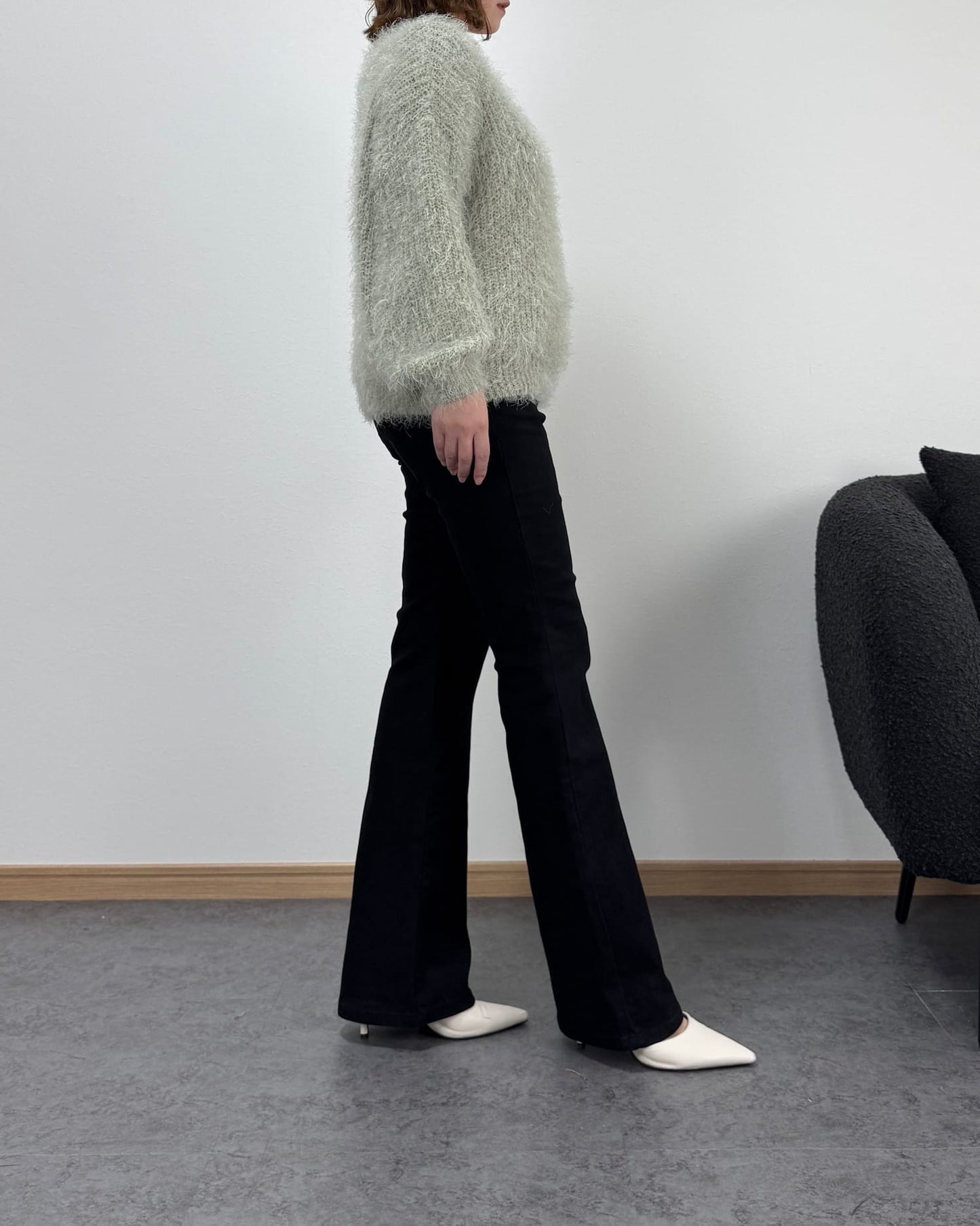 【美シルエット】ブラックセミフレアパンツ