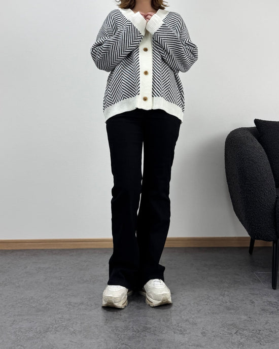 【美シルエット】ブラックセミフレアパンツ