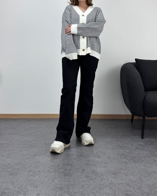 【美シルエット】ブラックセミフレアパンツ