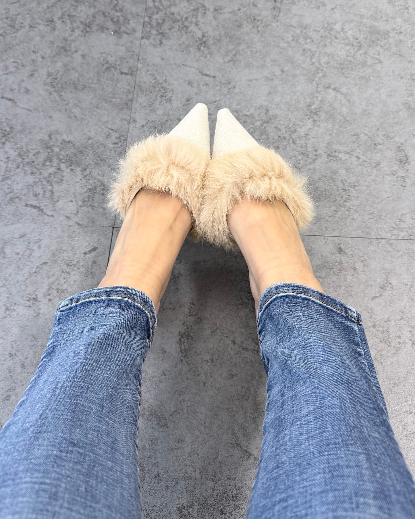 ポインテッドファーサンダル