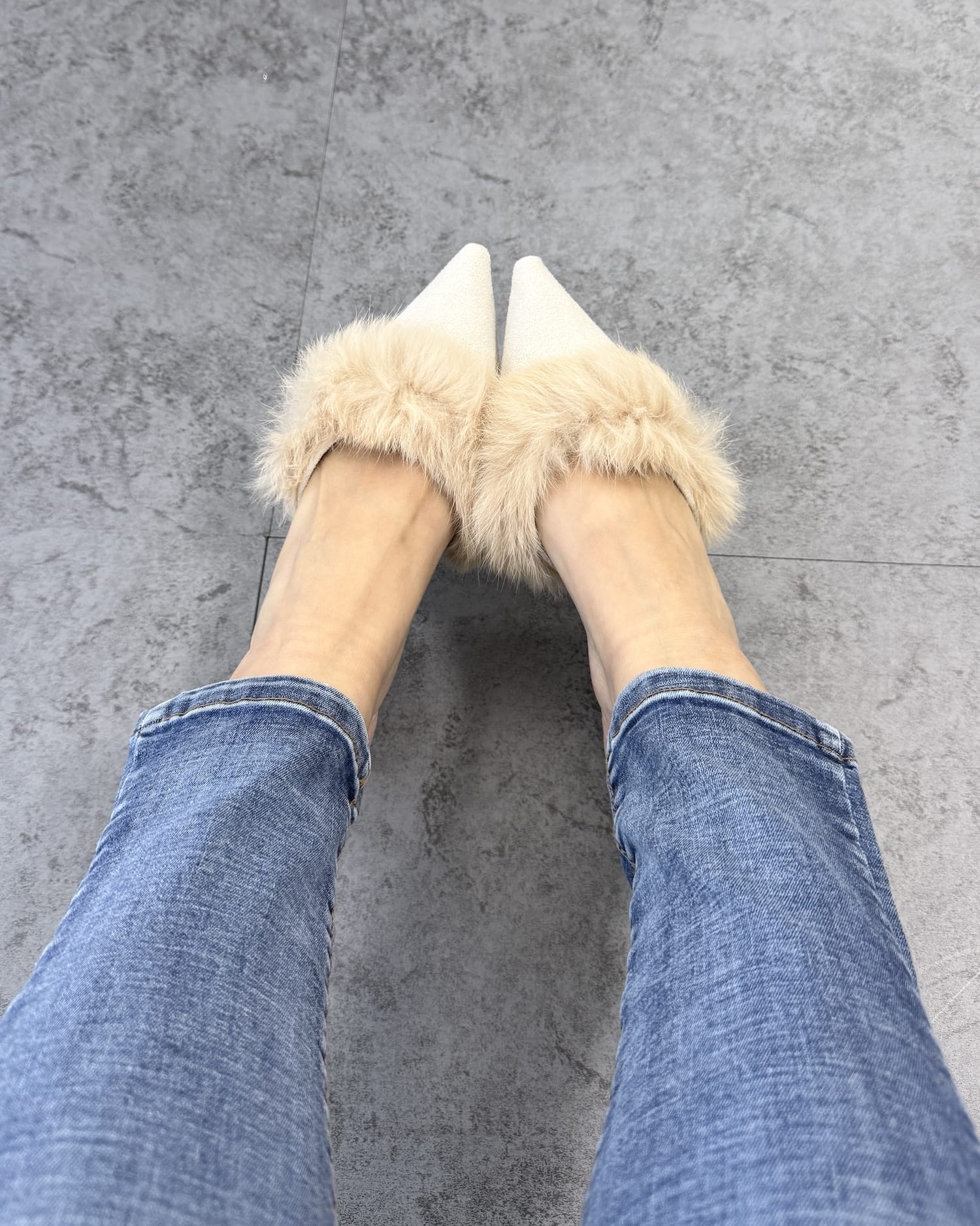 ポインテッドファーサンダル