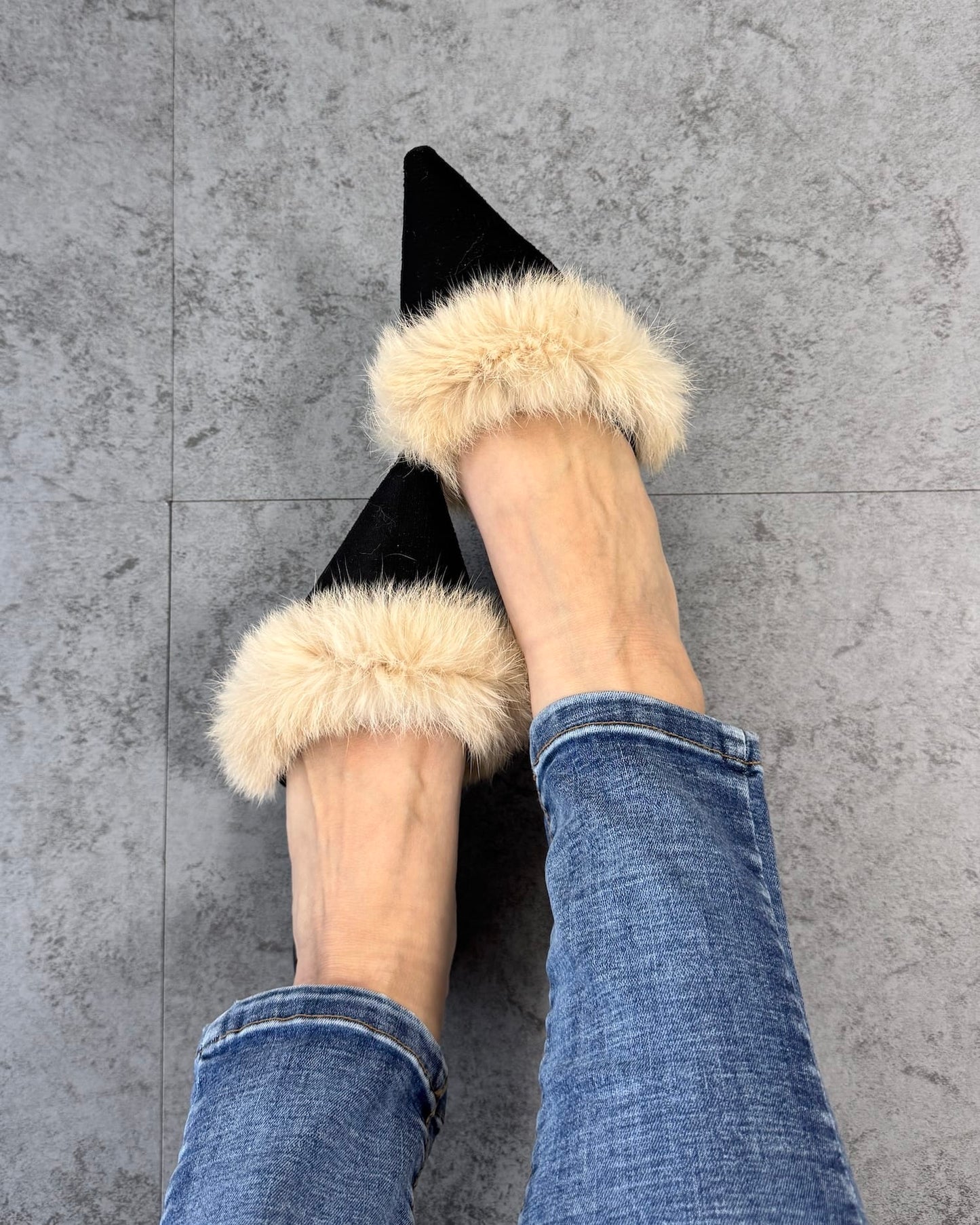 ポインテッドファーサンダル